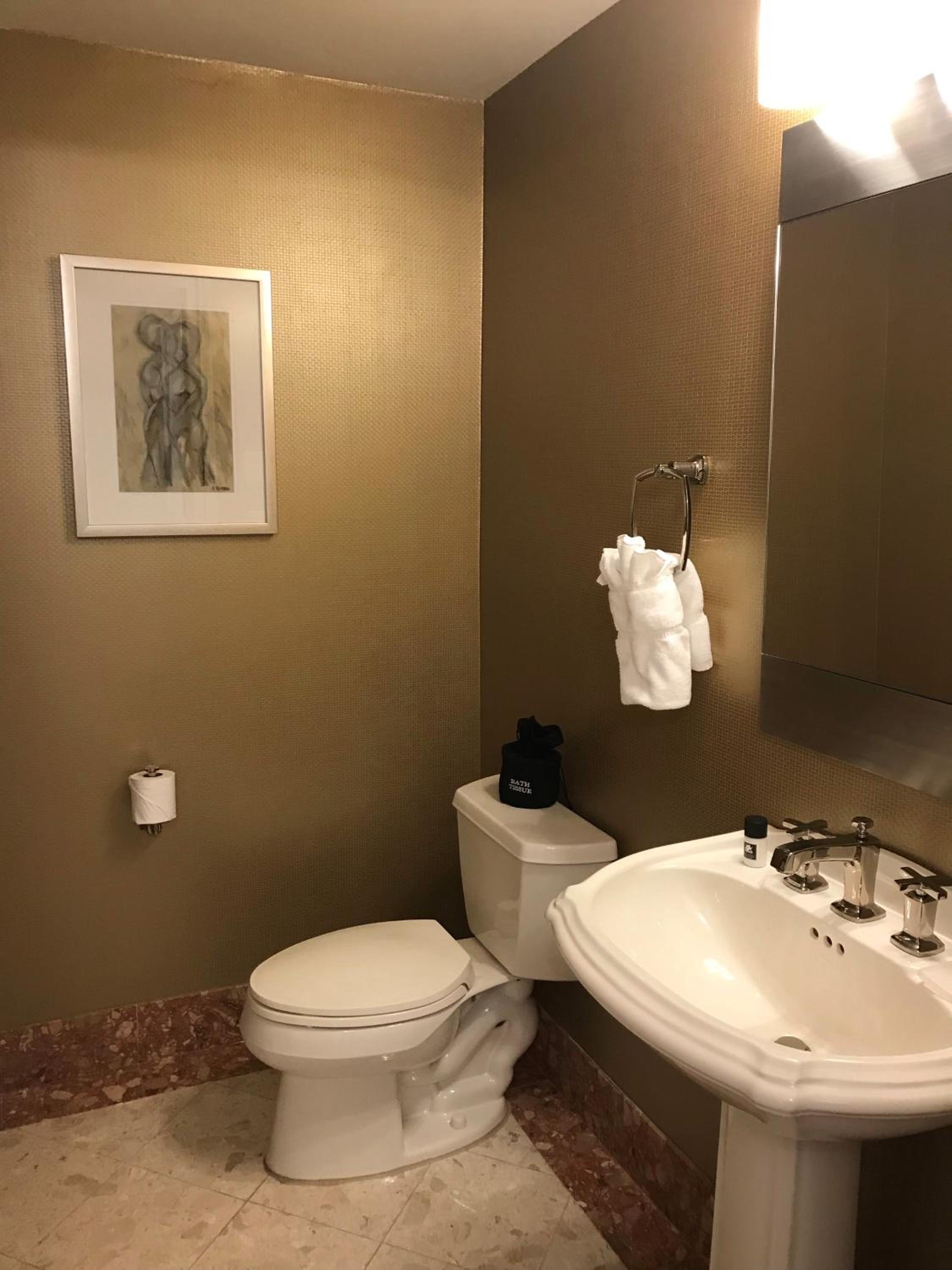 One-Bedroom King Suite - Non-Smoking thumbnail 5