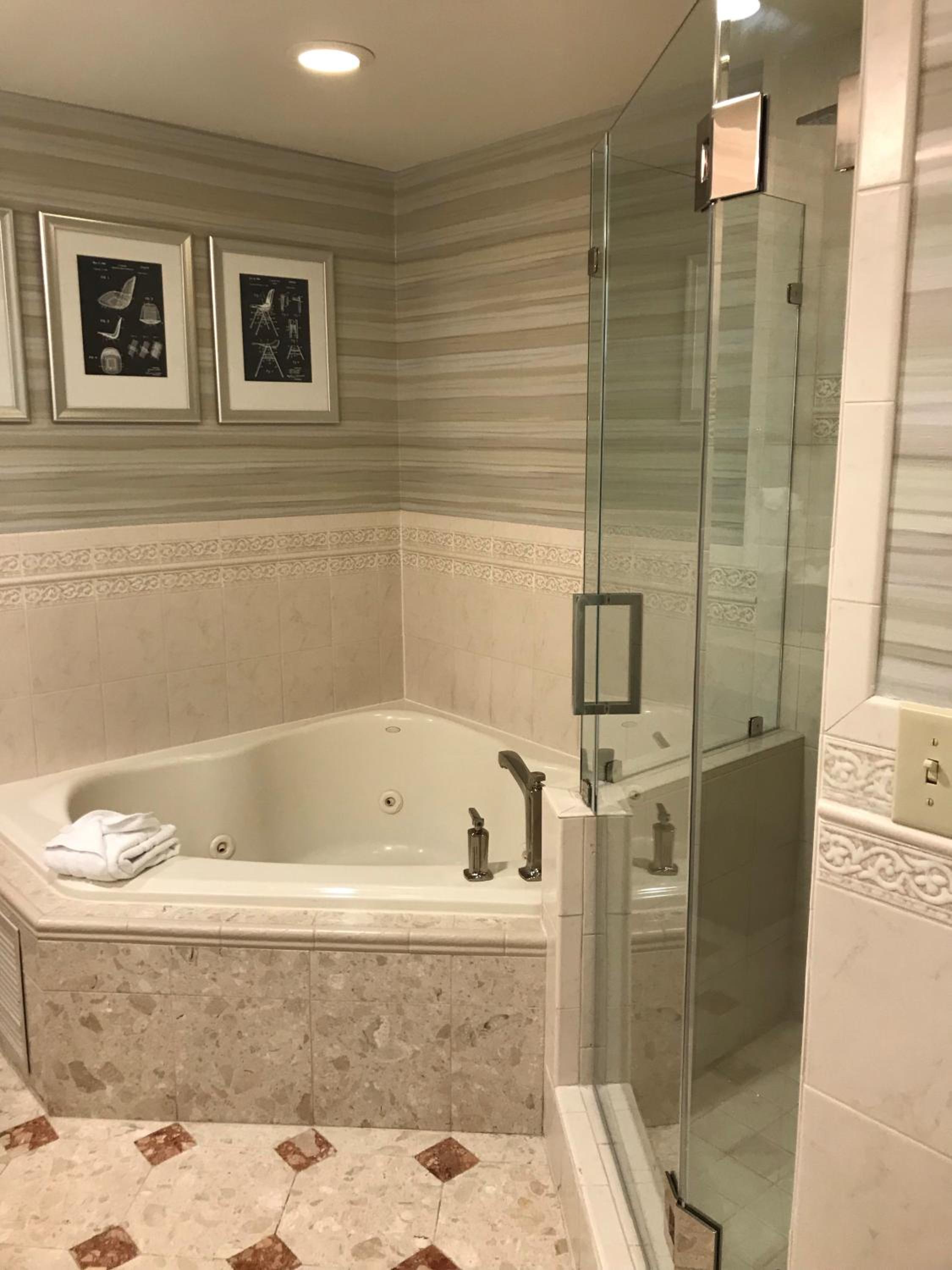 One-Bedroom King Suite - Non-Smoking thumbnail 6