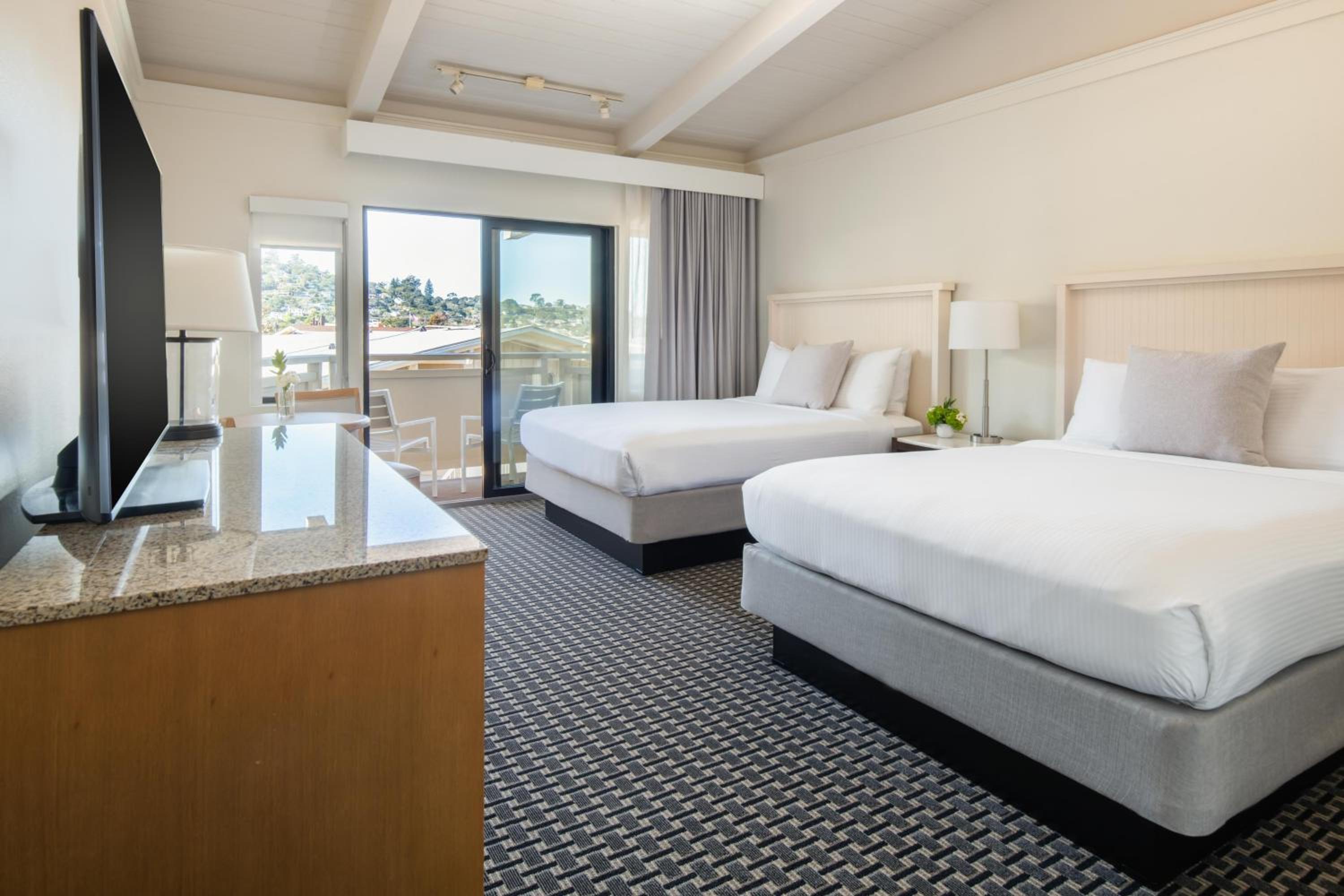 Standard Room with Two Queen Bed - Photo 3