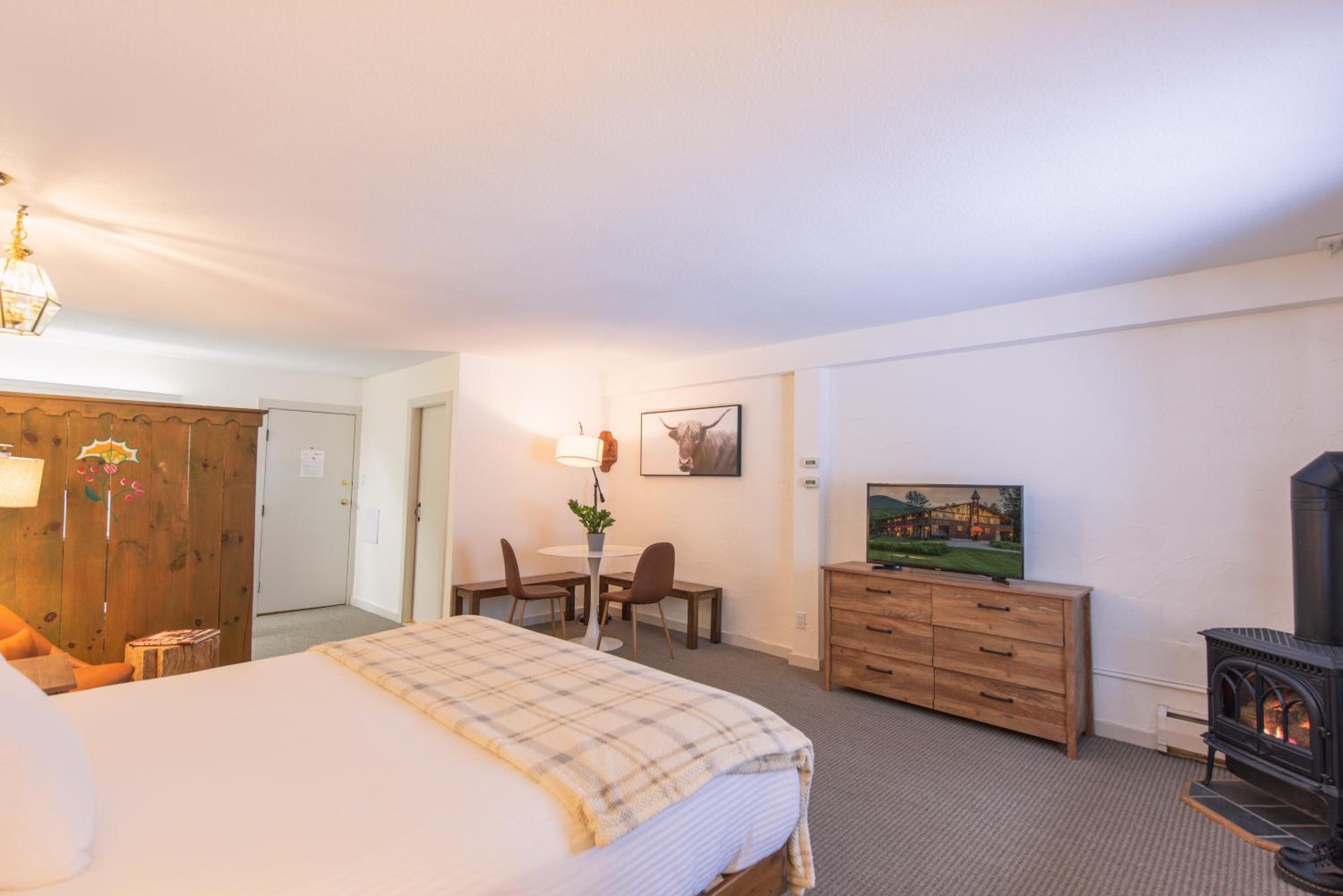 Superior King Room with Fireplace - Photo 6
