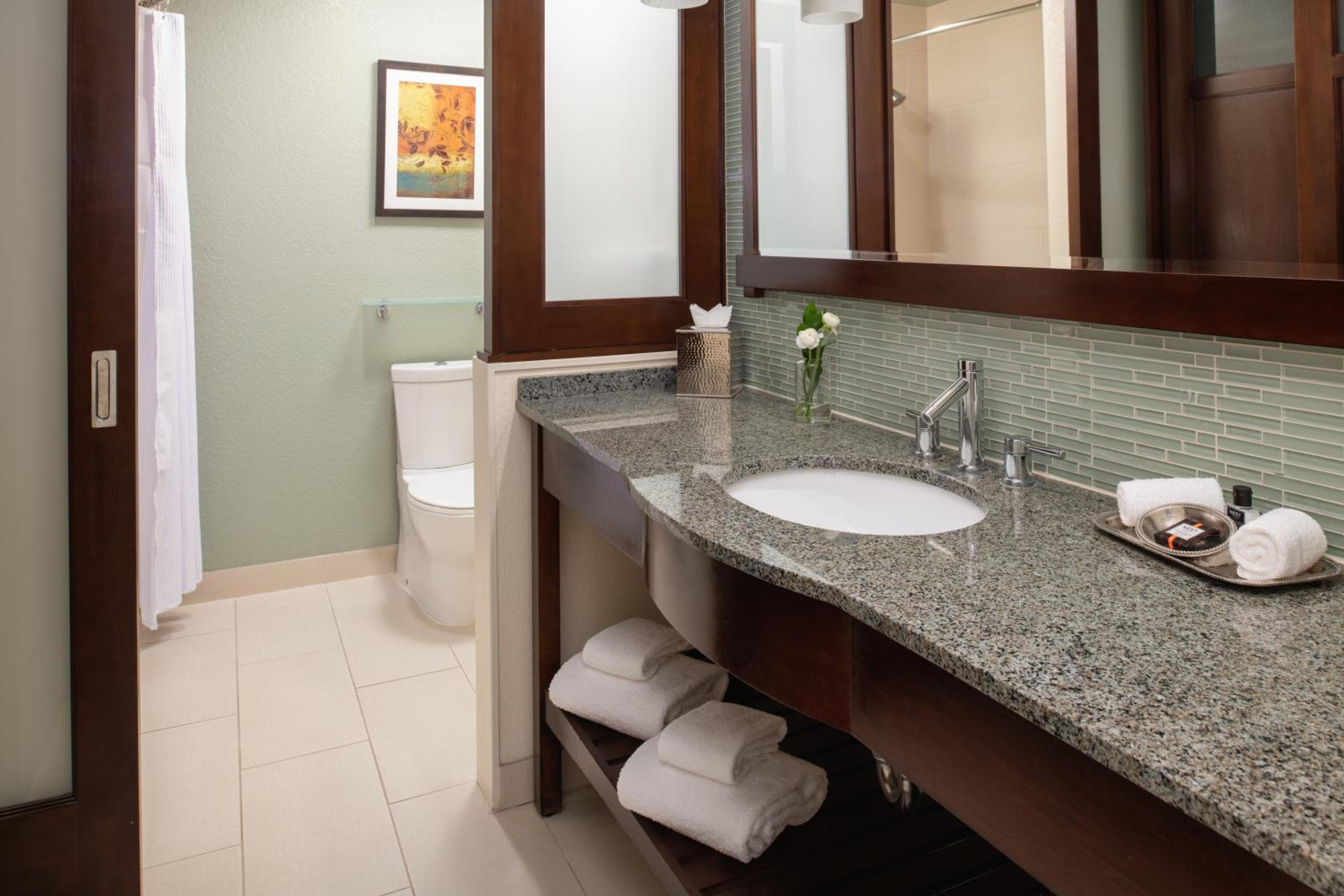 Premier King Room with Balcony - Mobility Accessible photo 2