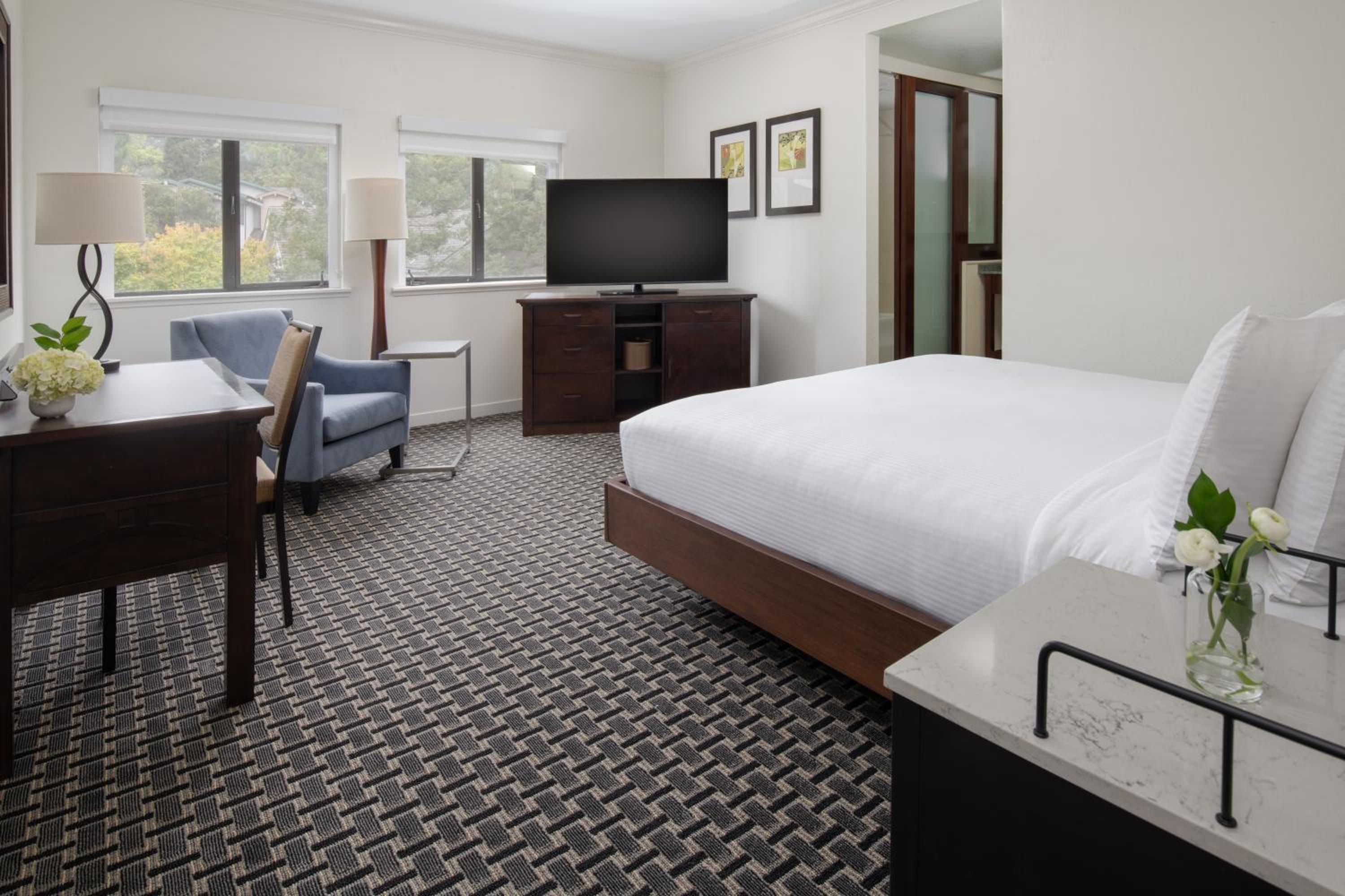 Premier King Room with Balcony - Mobility Accessible photo 1