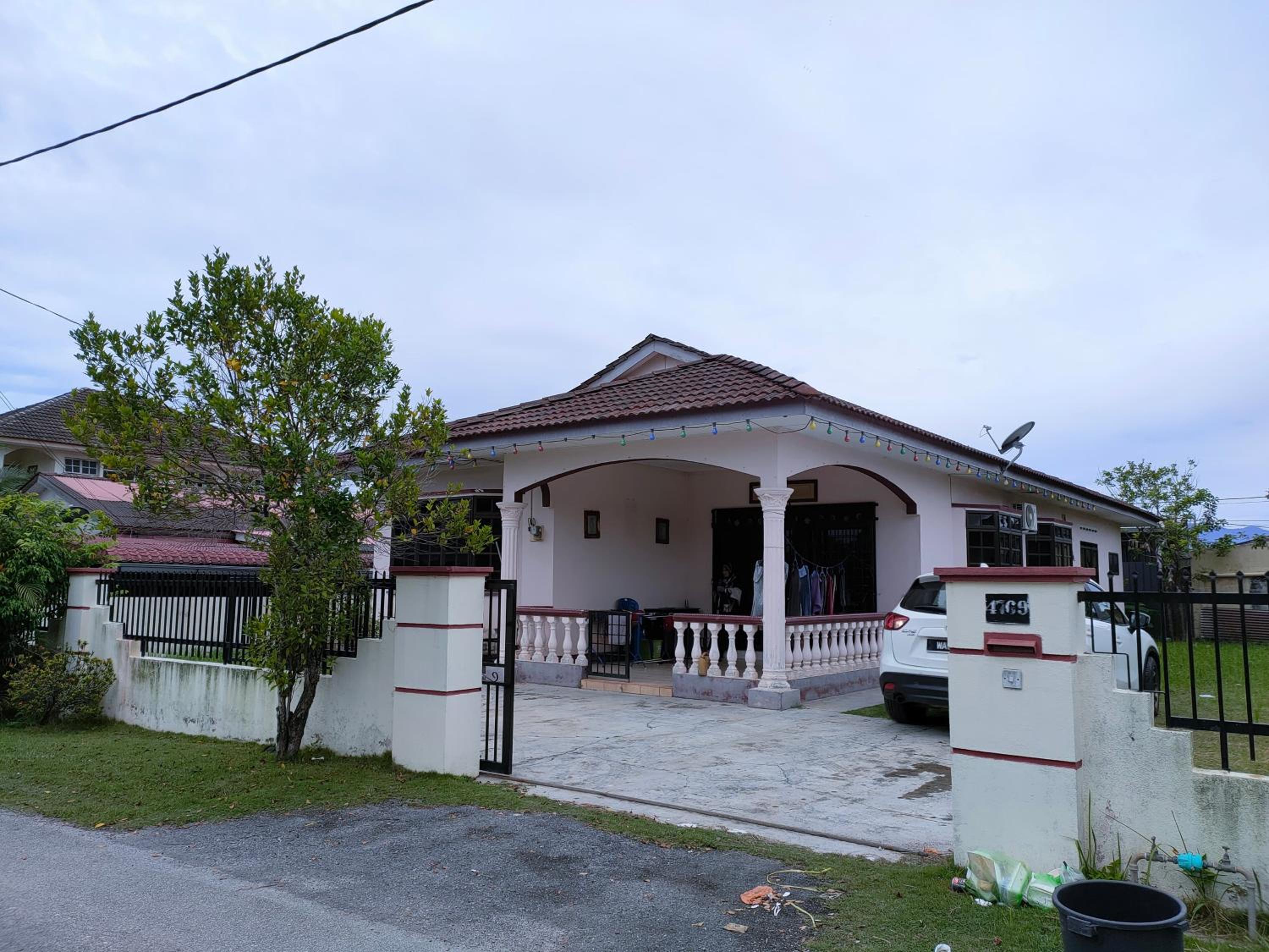 Three-Bedroom House photo 1