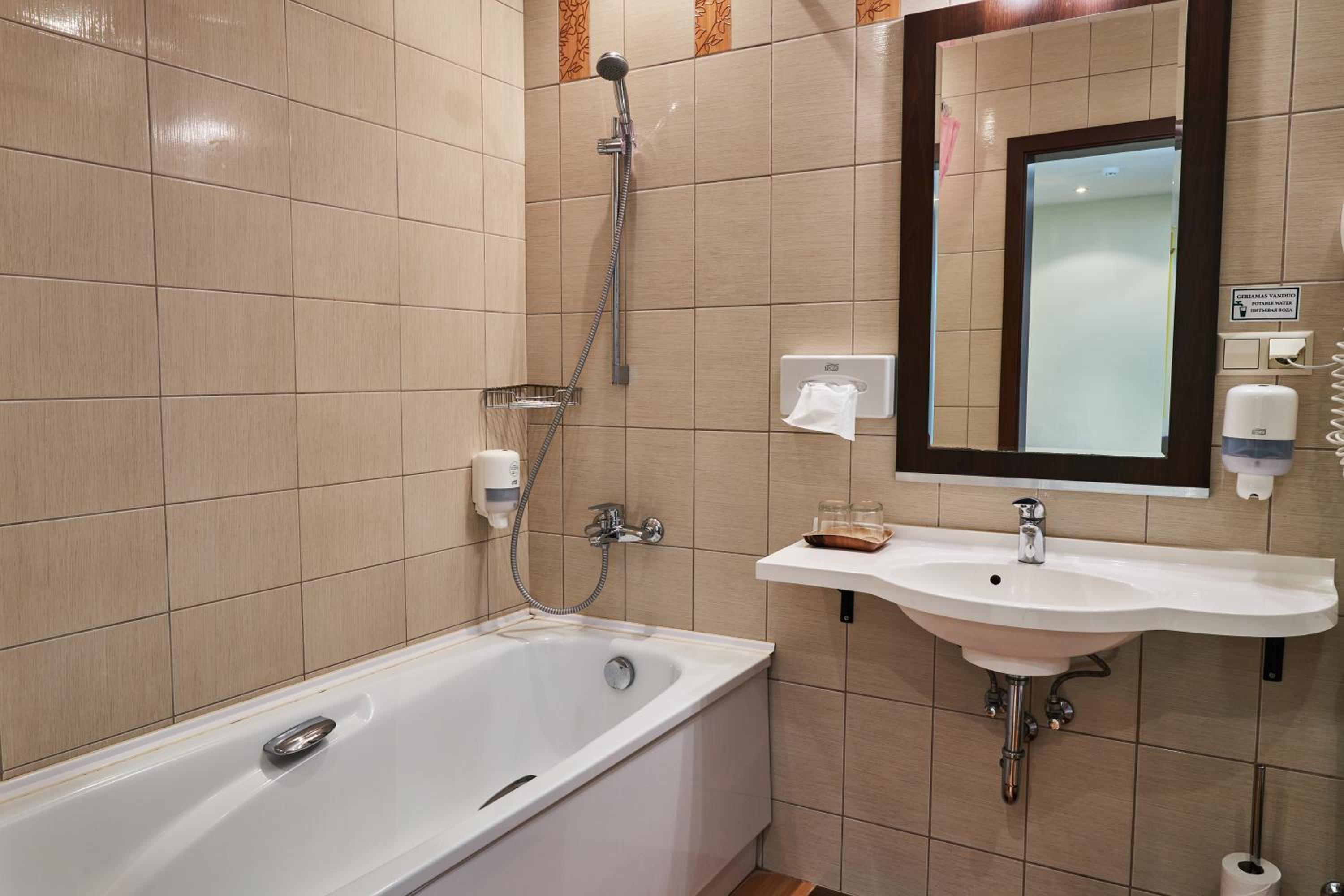 Junior Suite with Spa Access - Photo 19