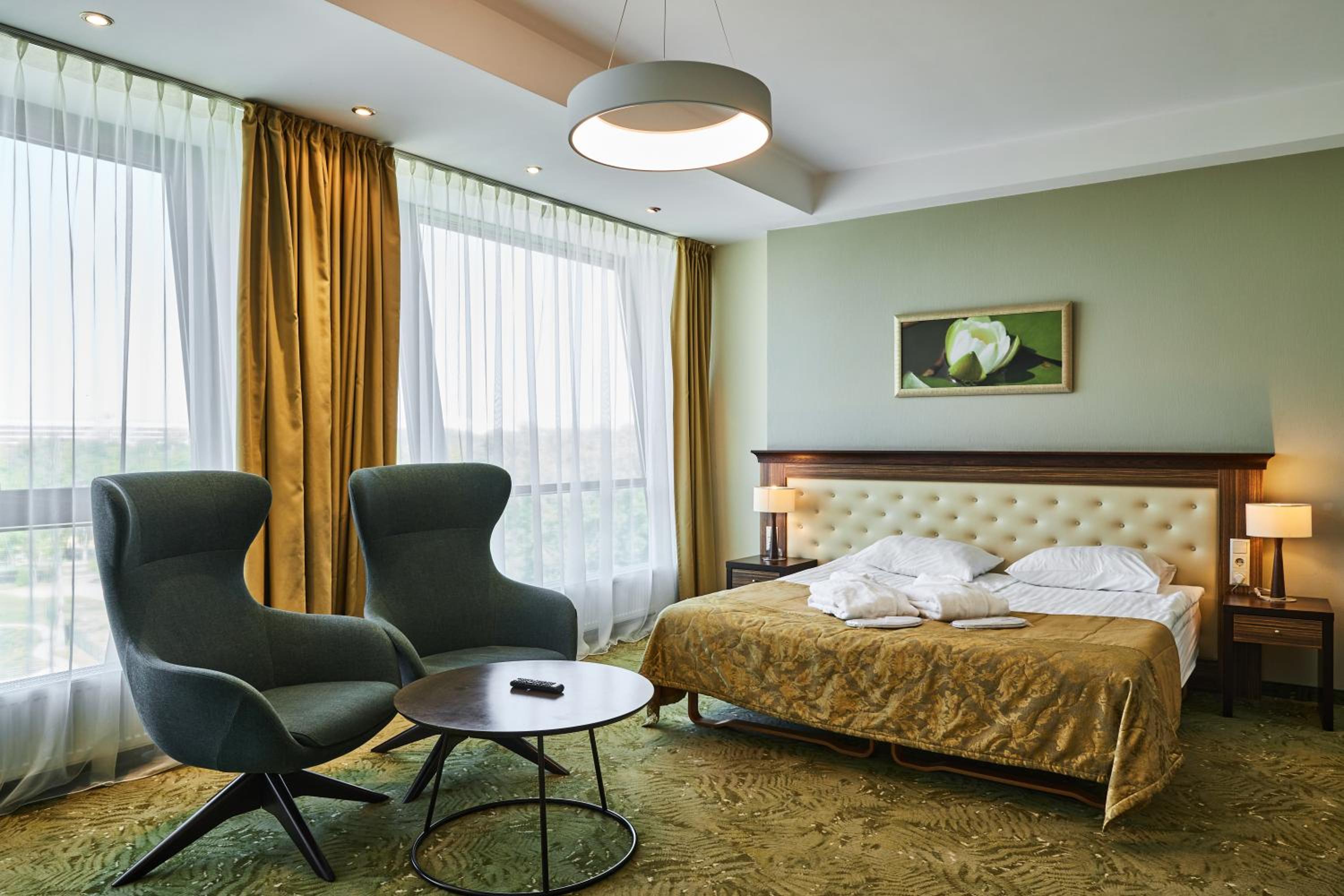 Junior Suite with Spa Access - Photo 18