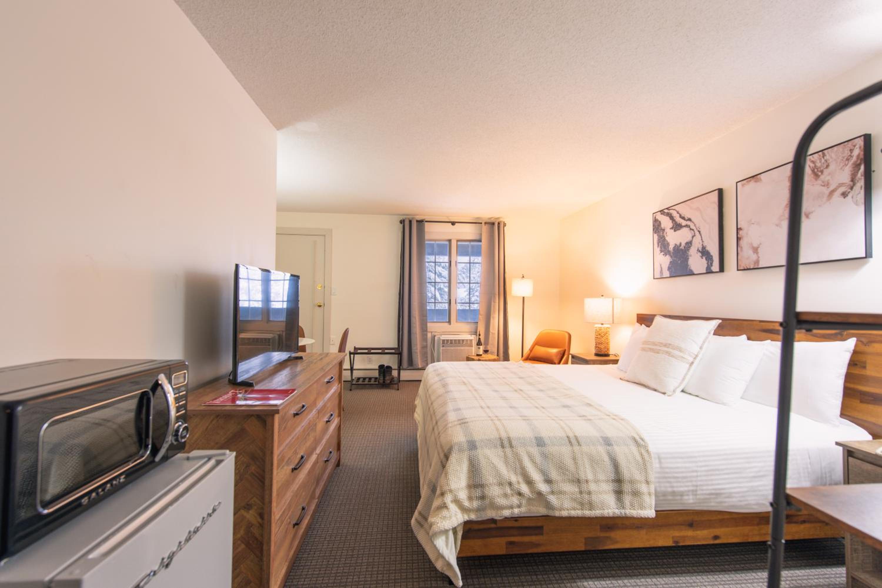 Standard King Room - Photo 3