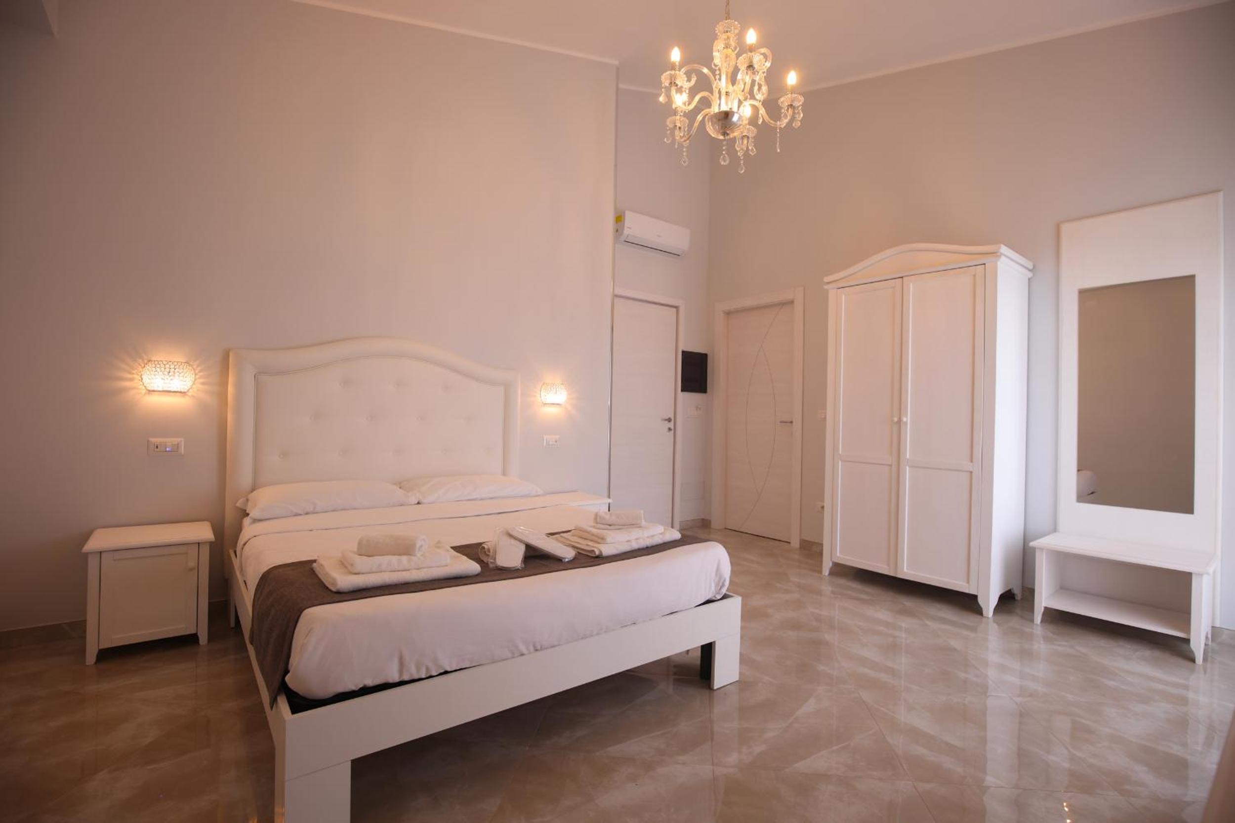 Deluxe Double Room with Side Sea View