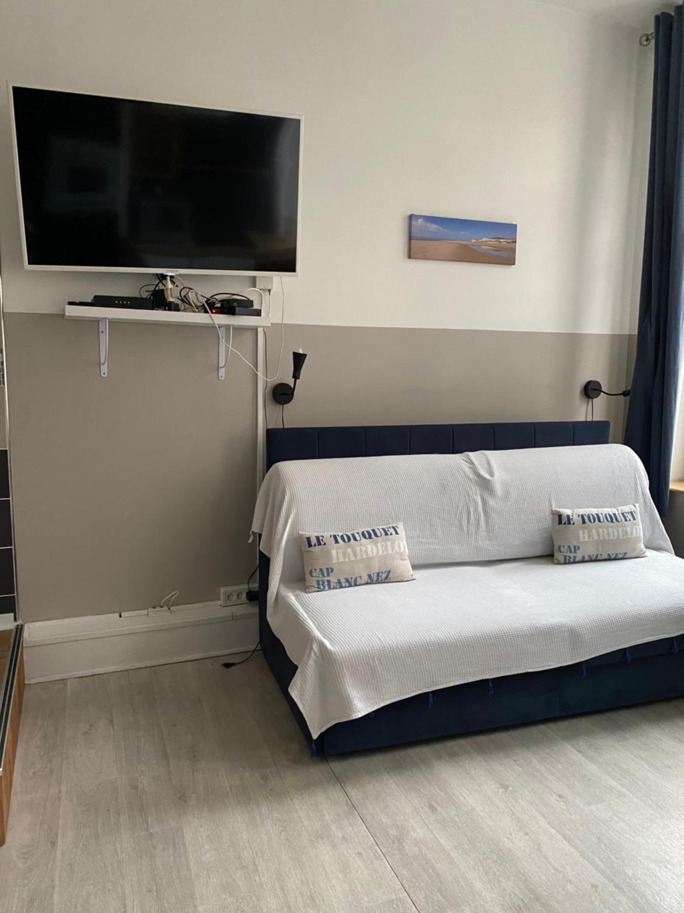 One-Bedroom Apartment - Photo 12