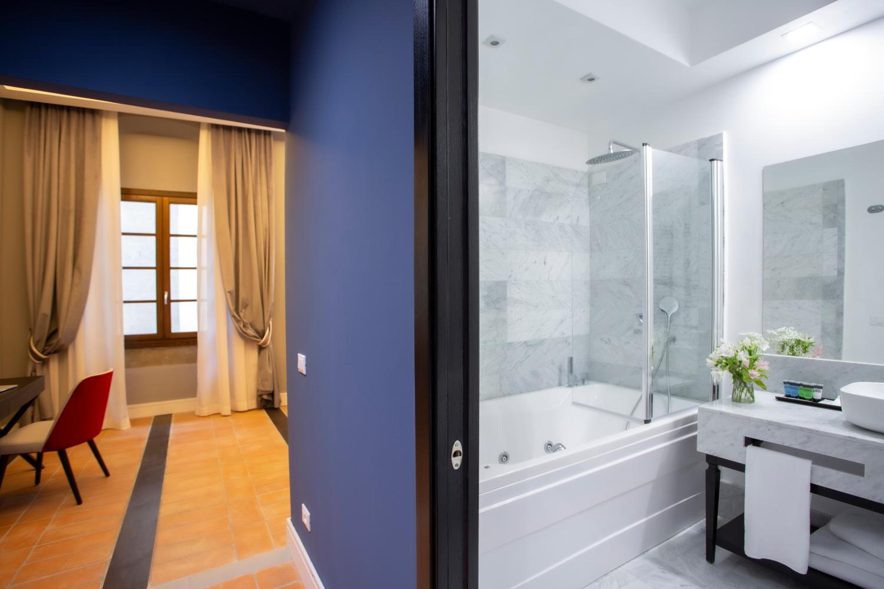 Suite with Hot Tub thumbnail 6