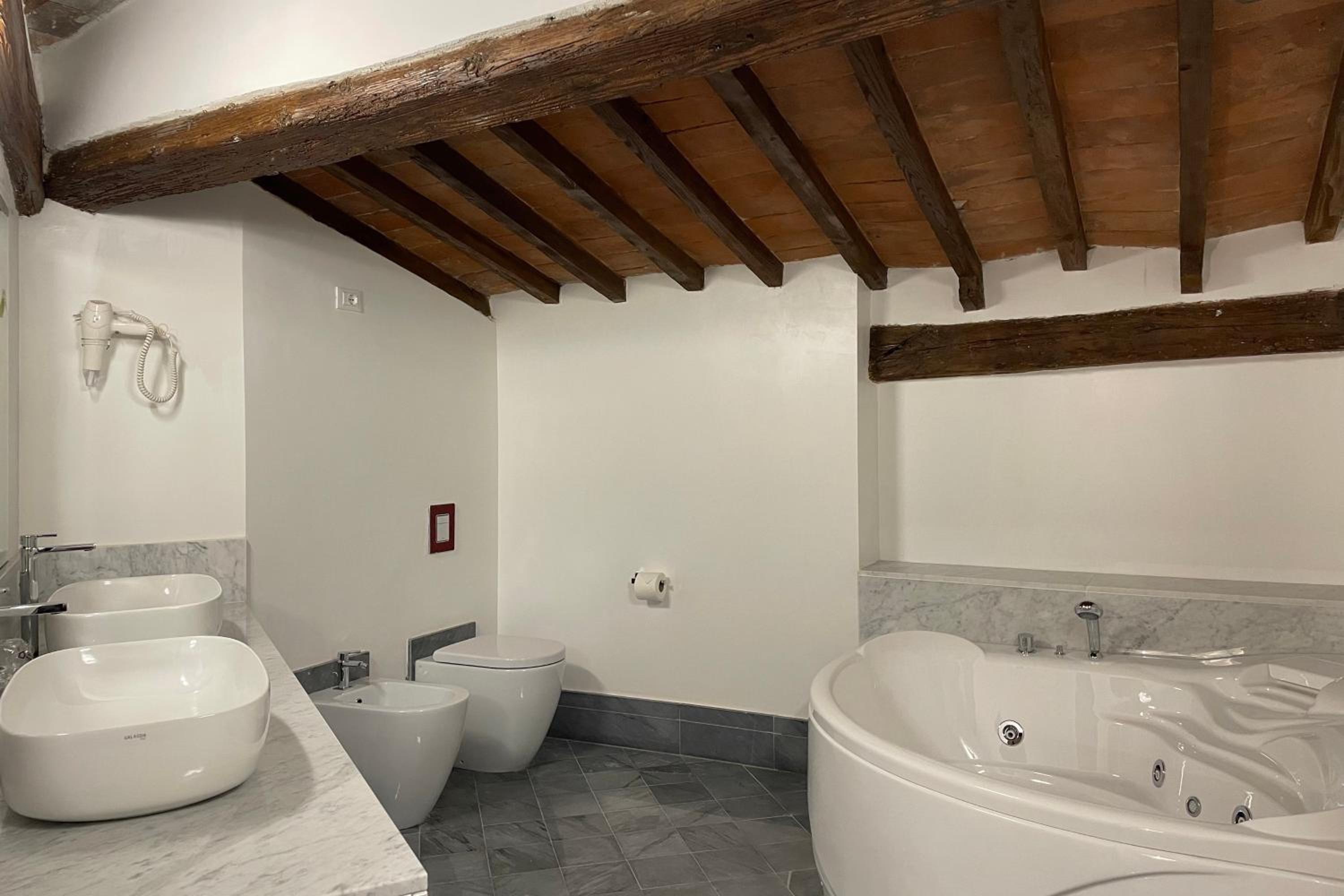 Suite with Hot Tub thumbnail 6