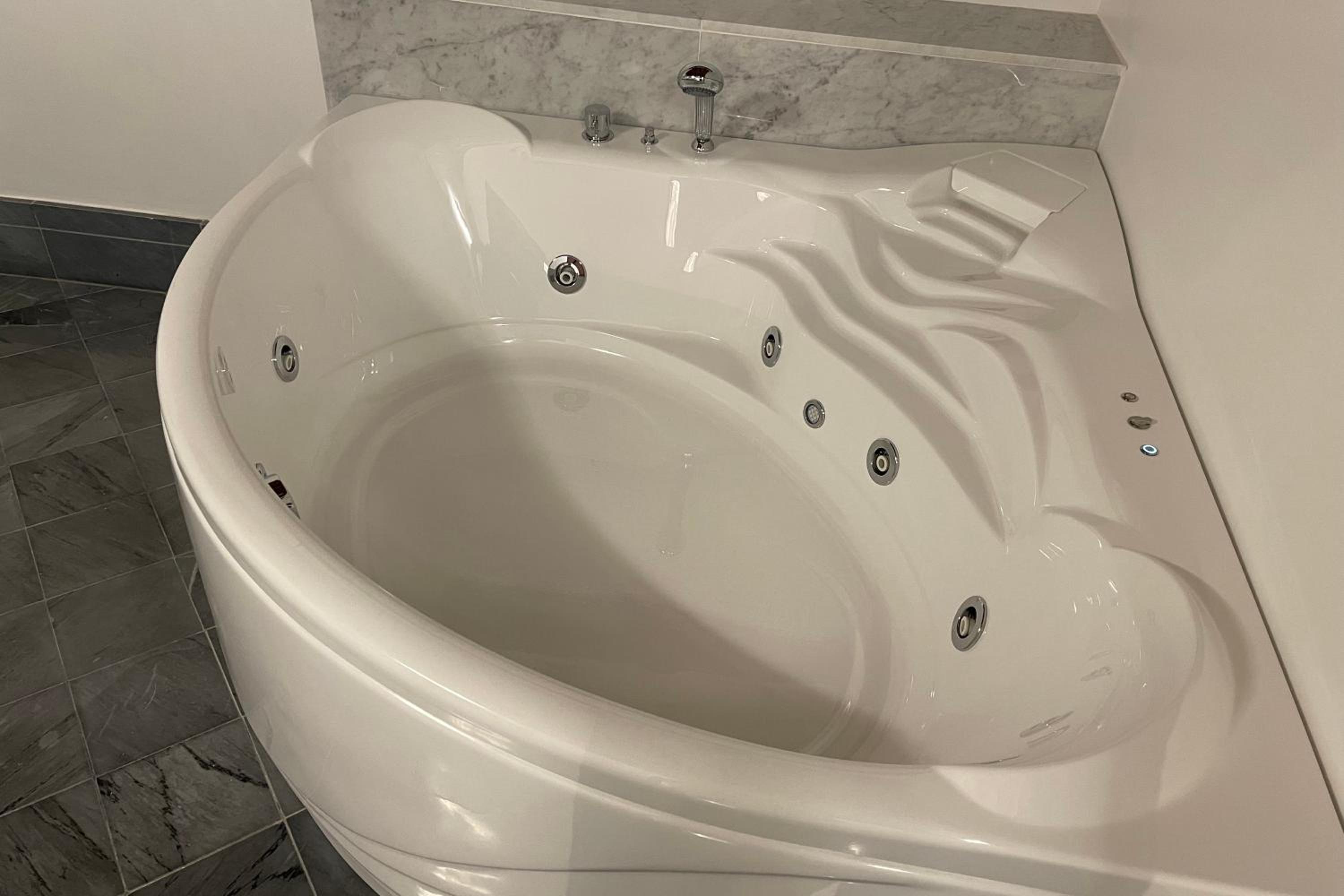 Suite with Hot Tub thumbnail 5
