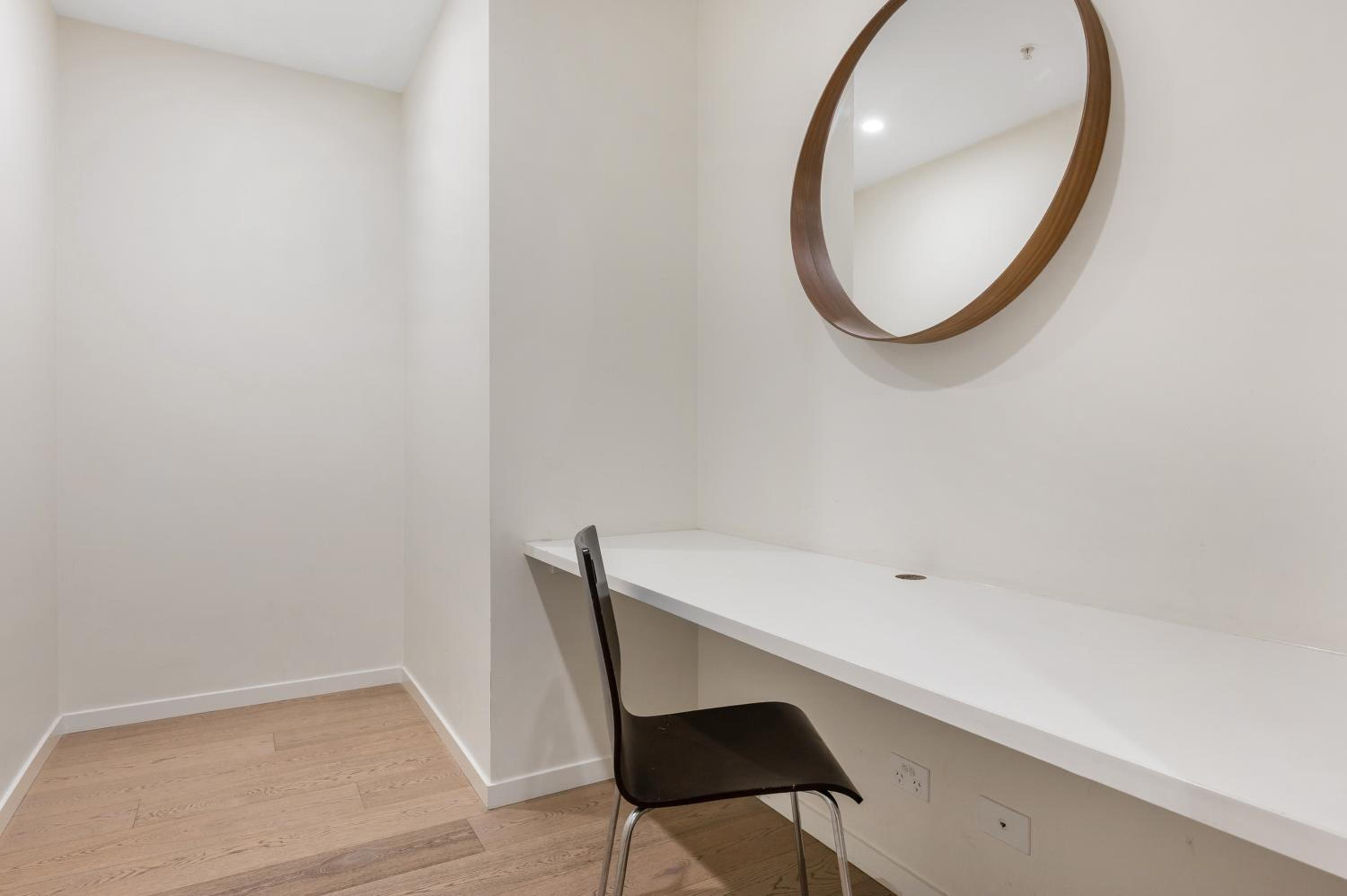 One-Bedroom Apartment with City View thumbnail 6