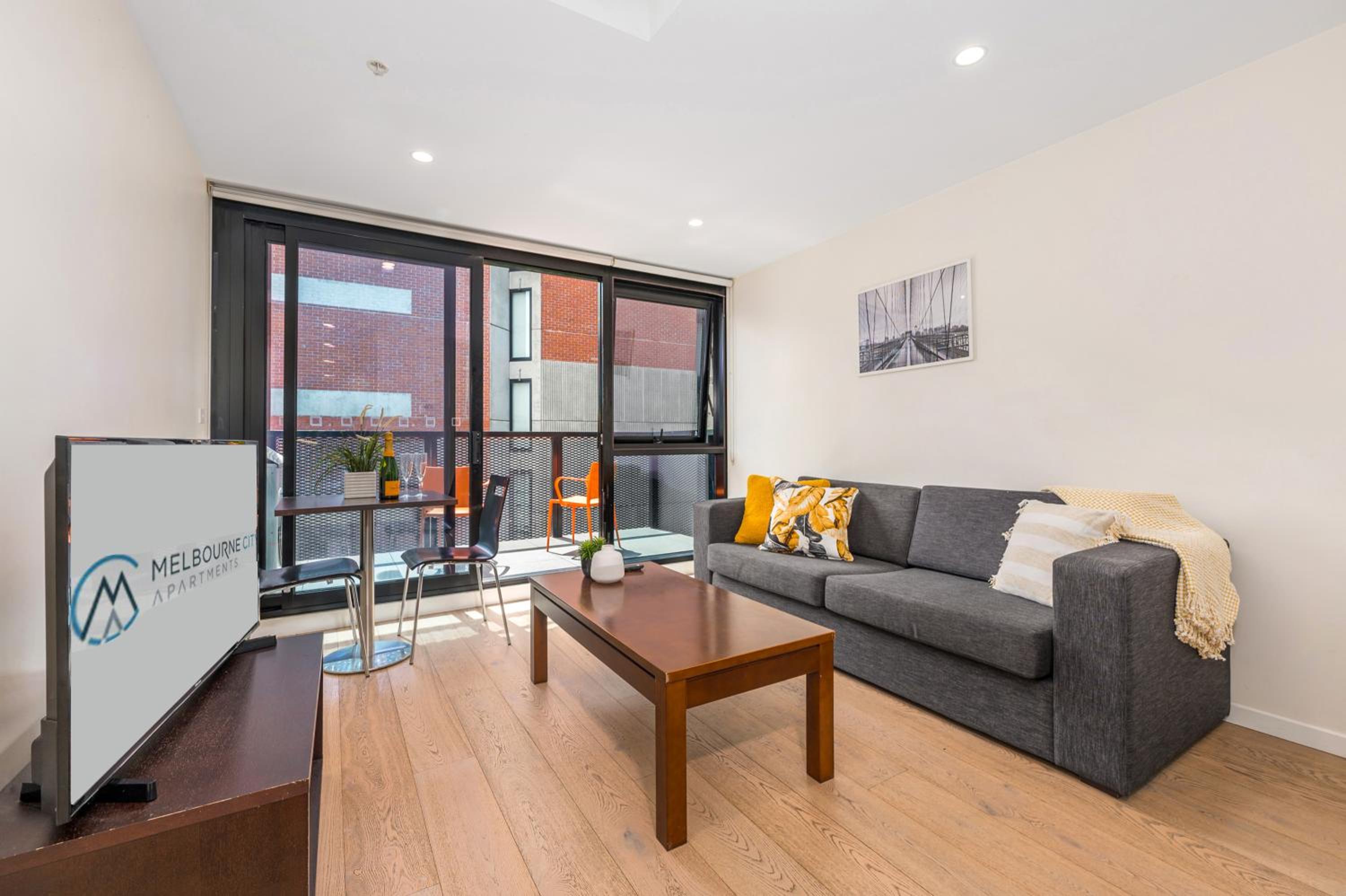 One-Bedroom Apartment with City View thumbnail 5
