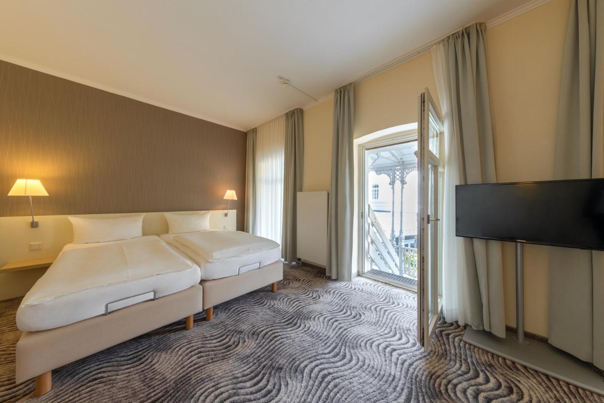 Deluxe Double Room with Balcony photo 3
