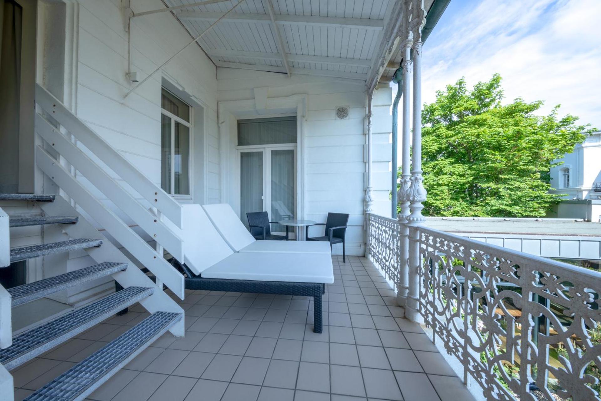 Deluxe Double Room with Balcony photo 2