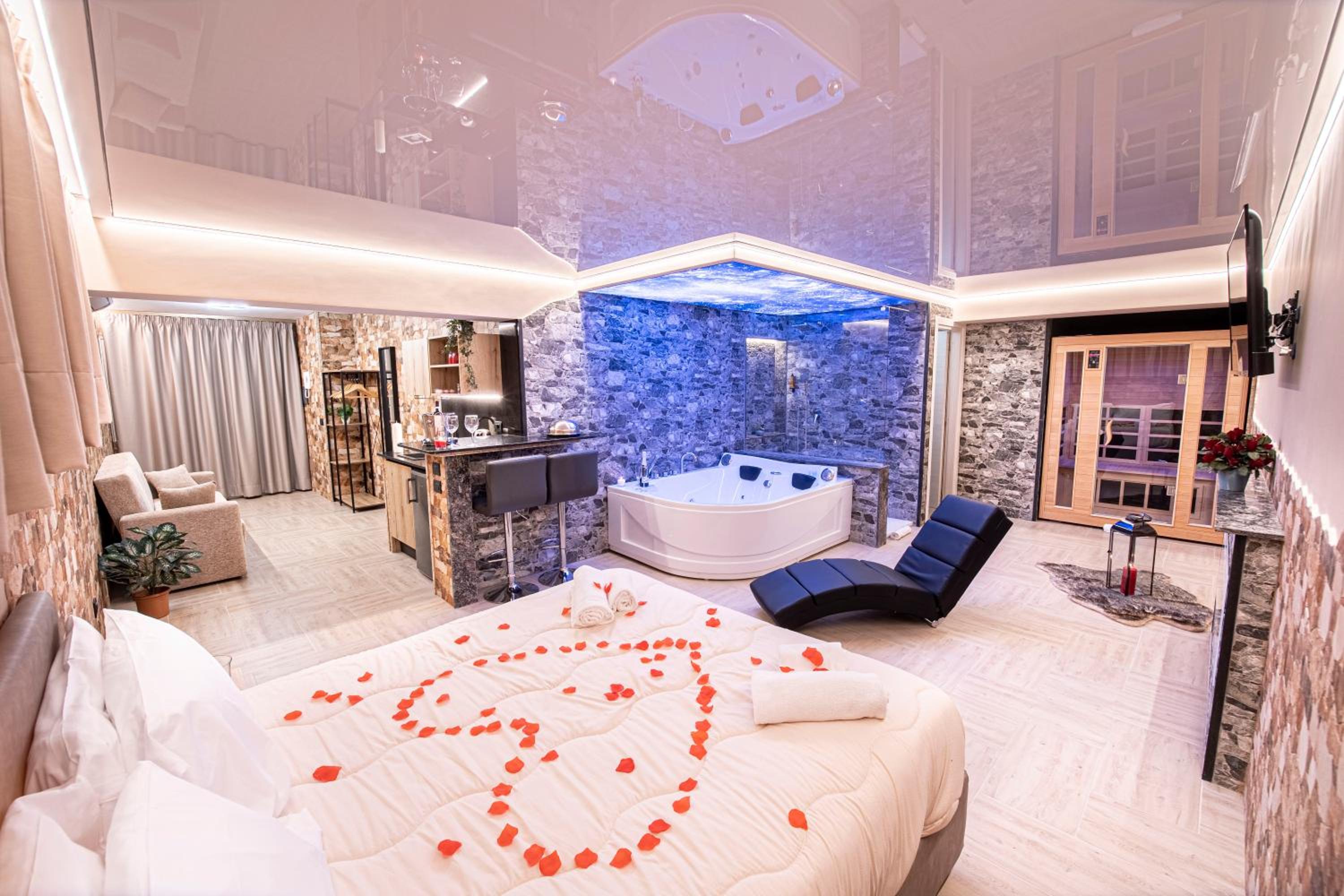 Queen Suite with Spa Bath