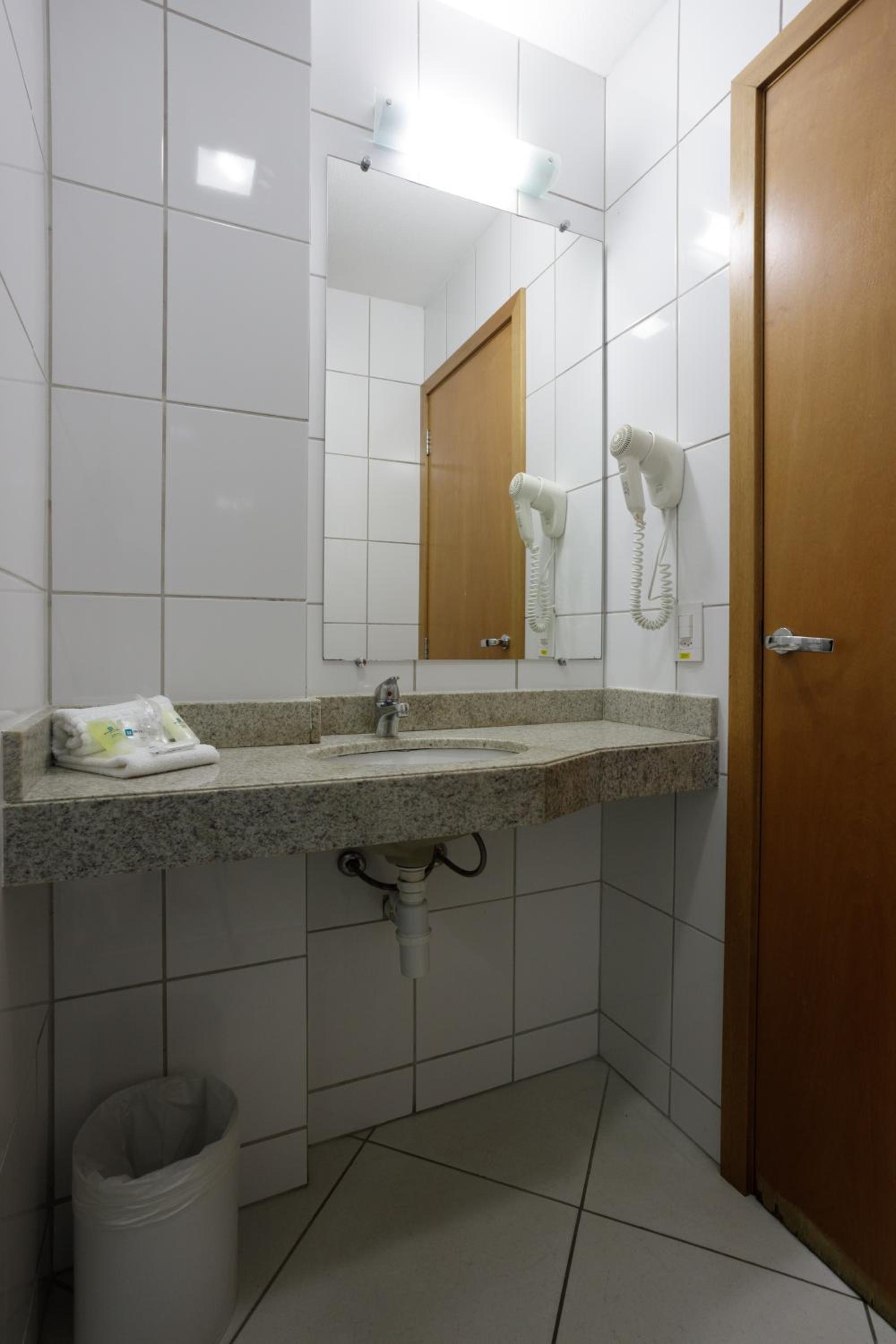 Standard Twin Room thumbnail 6