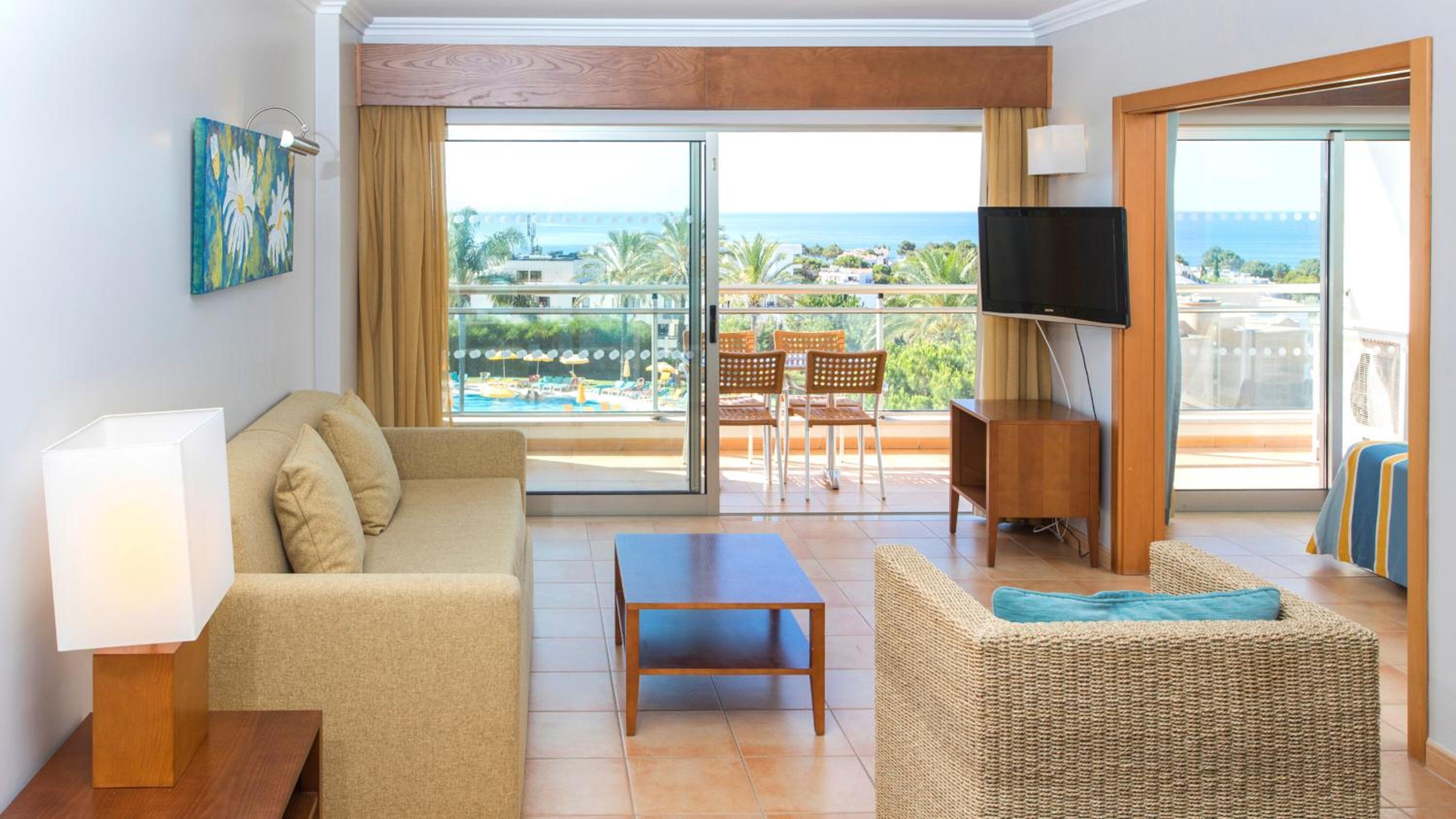 Superior One-Bedroom Apartment with Sea View thumbnail 6