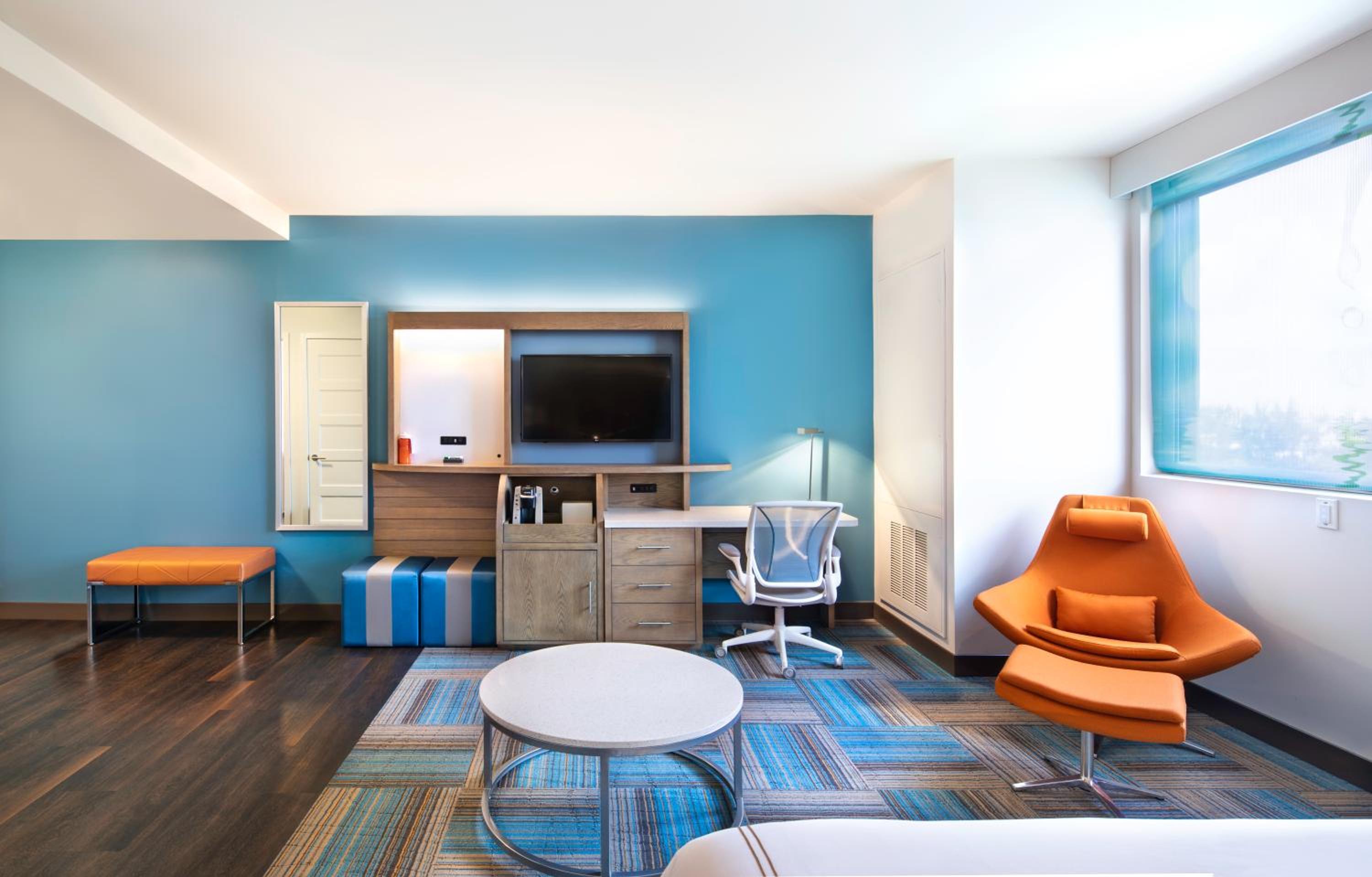 Corner King Suite with City View