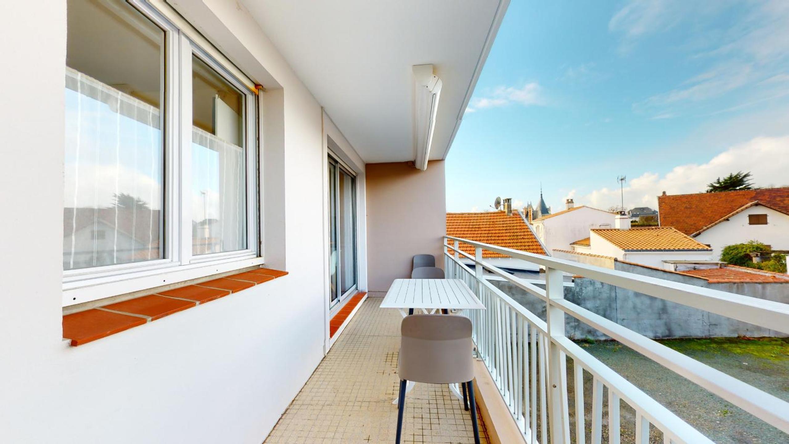 Apartment with Balcony photo 2