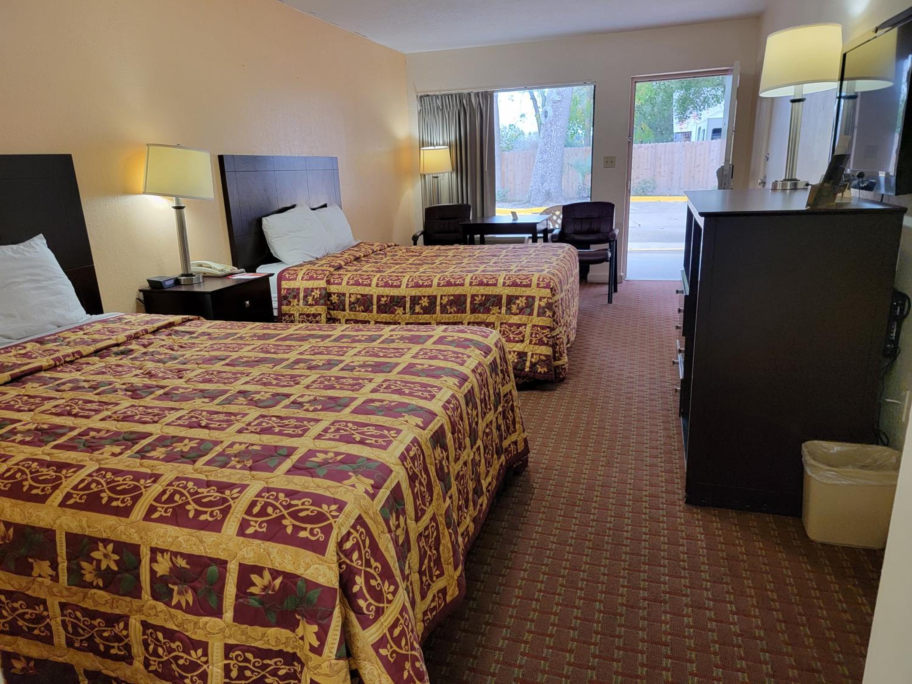 Queen Room with Two Queen Beds - Non-Smoking - Photo 1