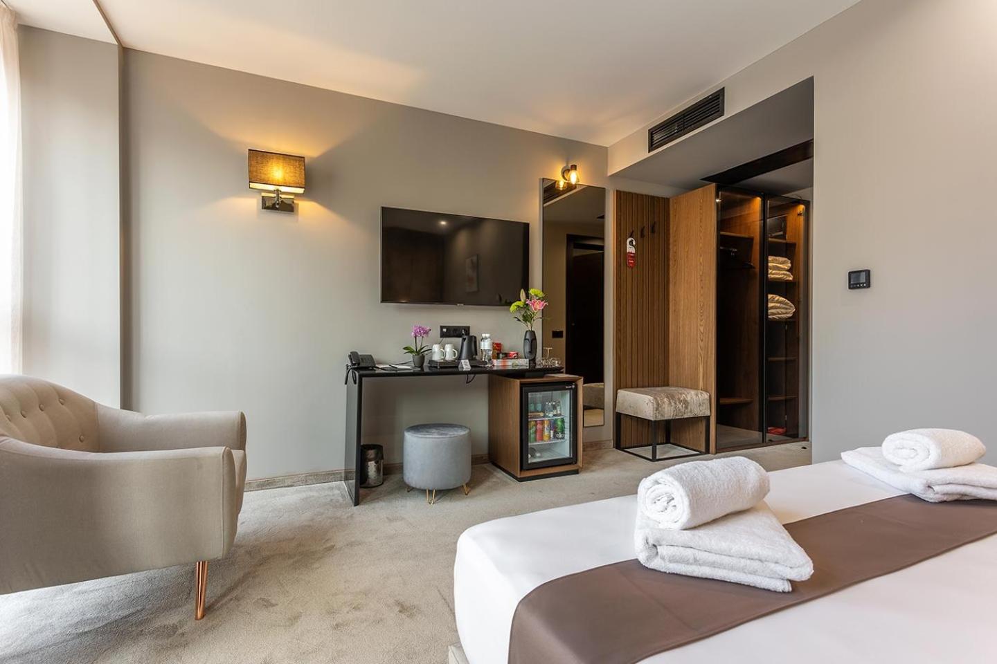 Deluxe Double or Twin Room	 - Photo 8