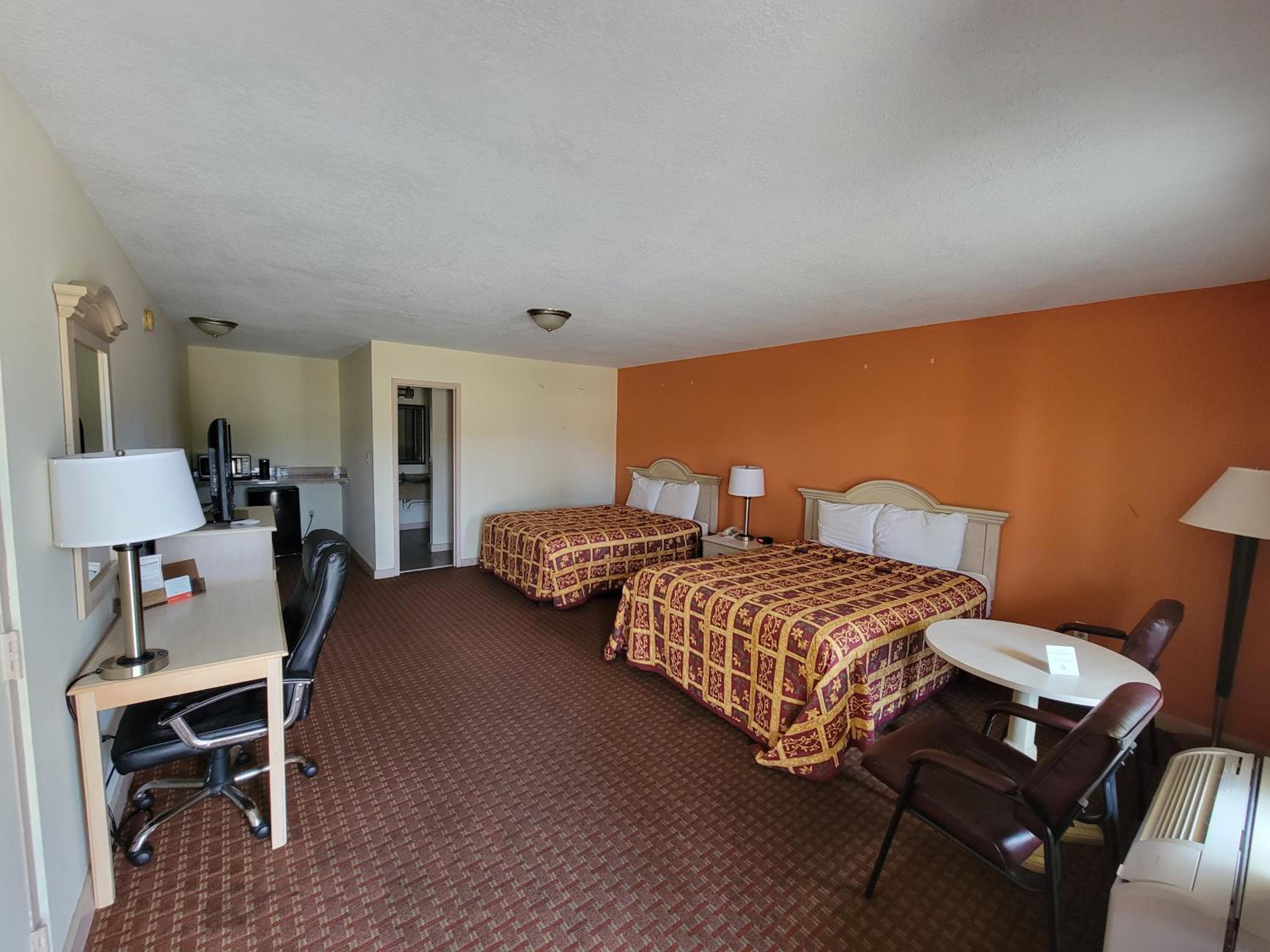 Queen Room with Two Queen Beds - Non-Smoking - Photo 5