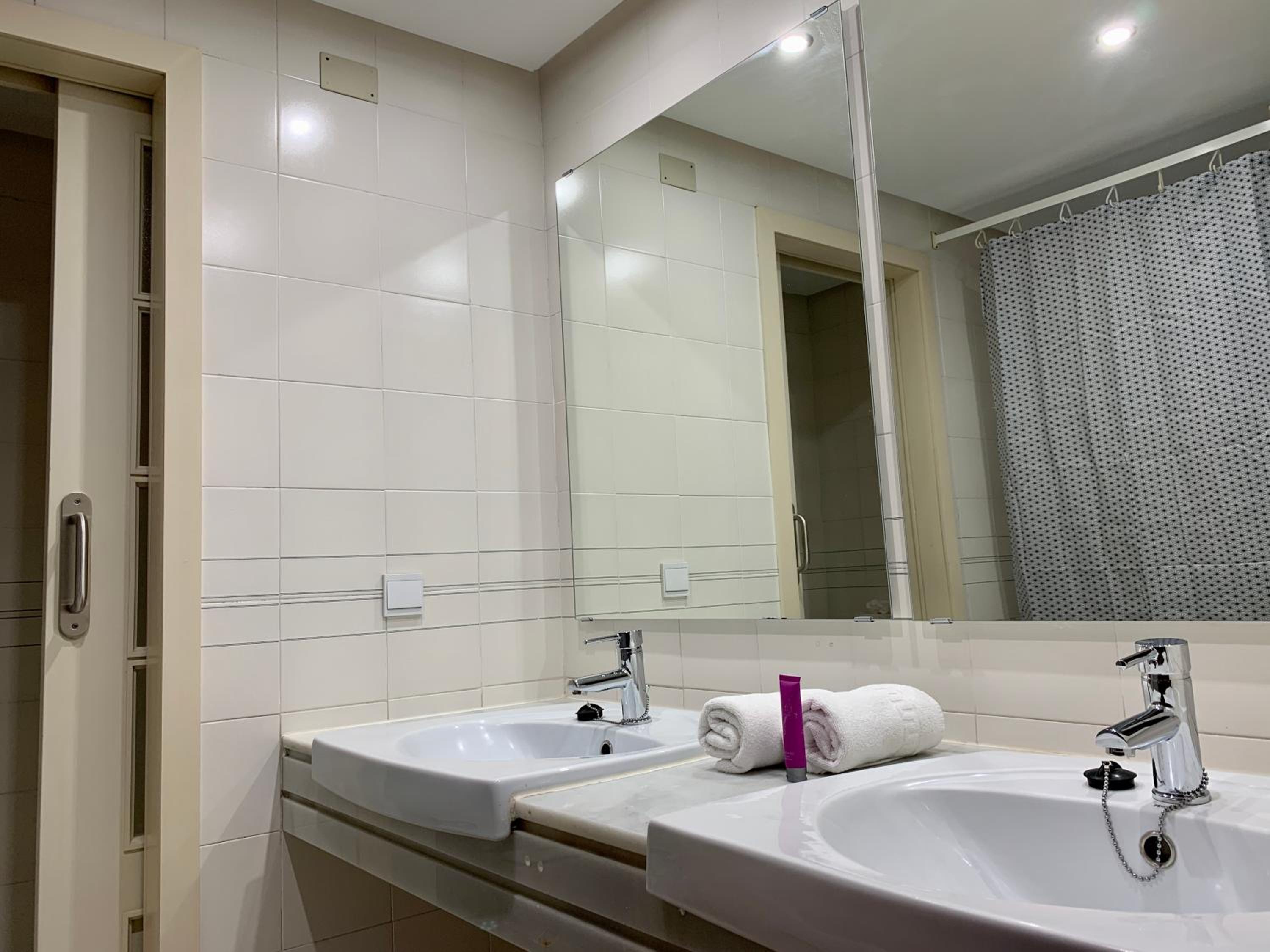 Three-Bedroom Apartment - Photo 4
