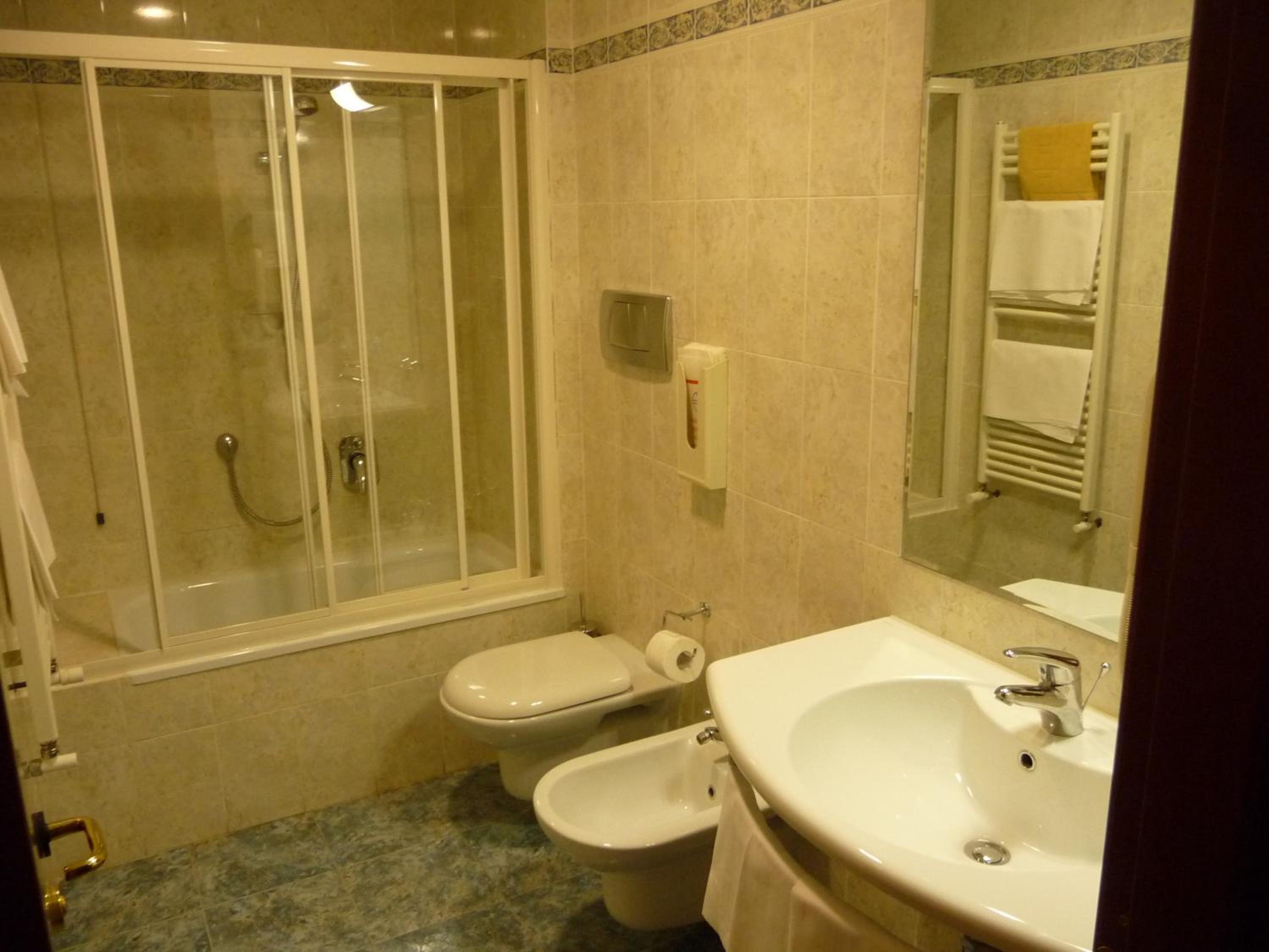 Double or Twin Room - Photo 4