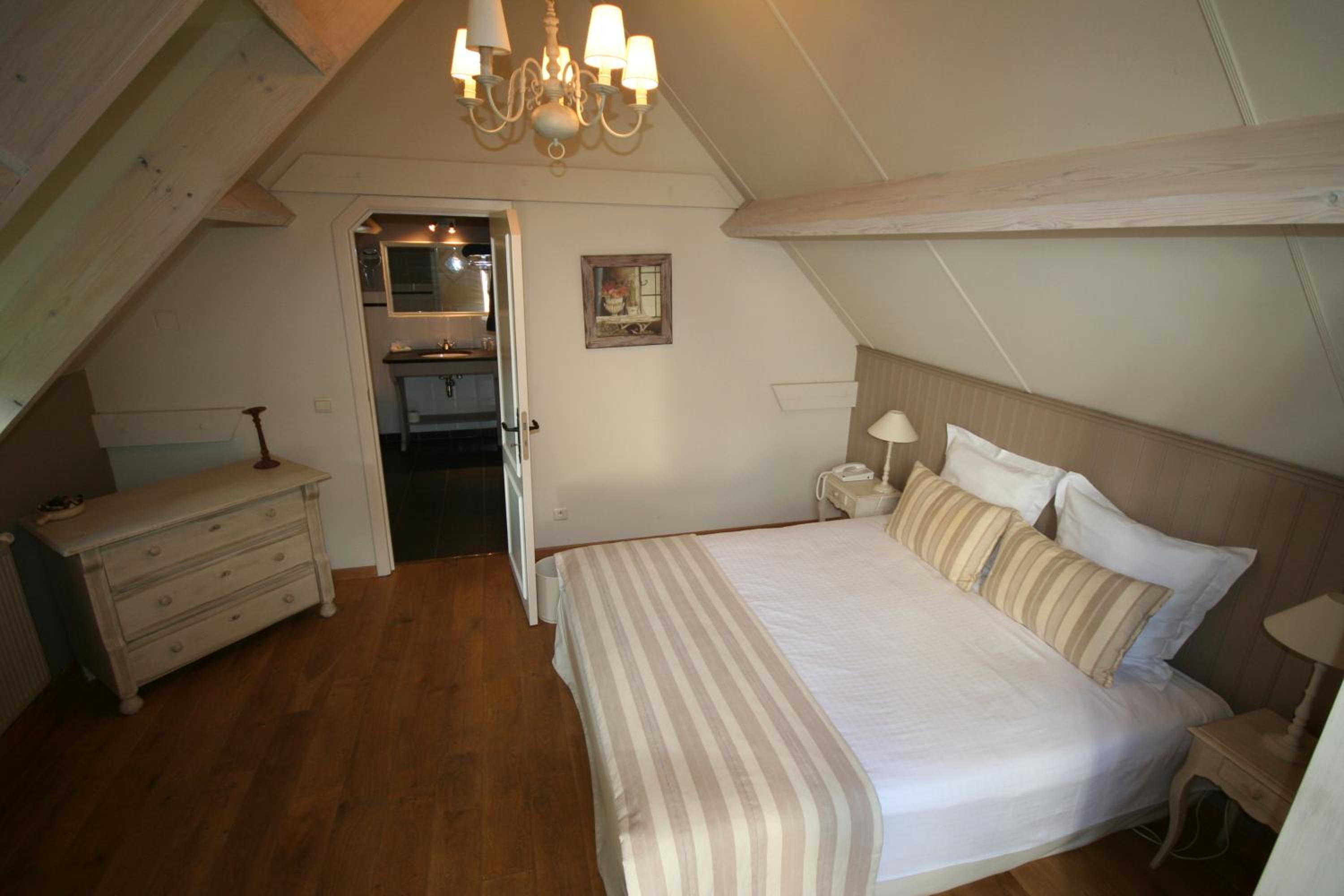 Standard Double Room - Photo 8