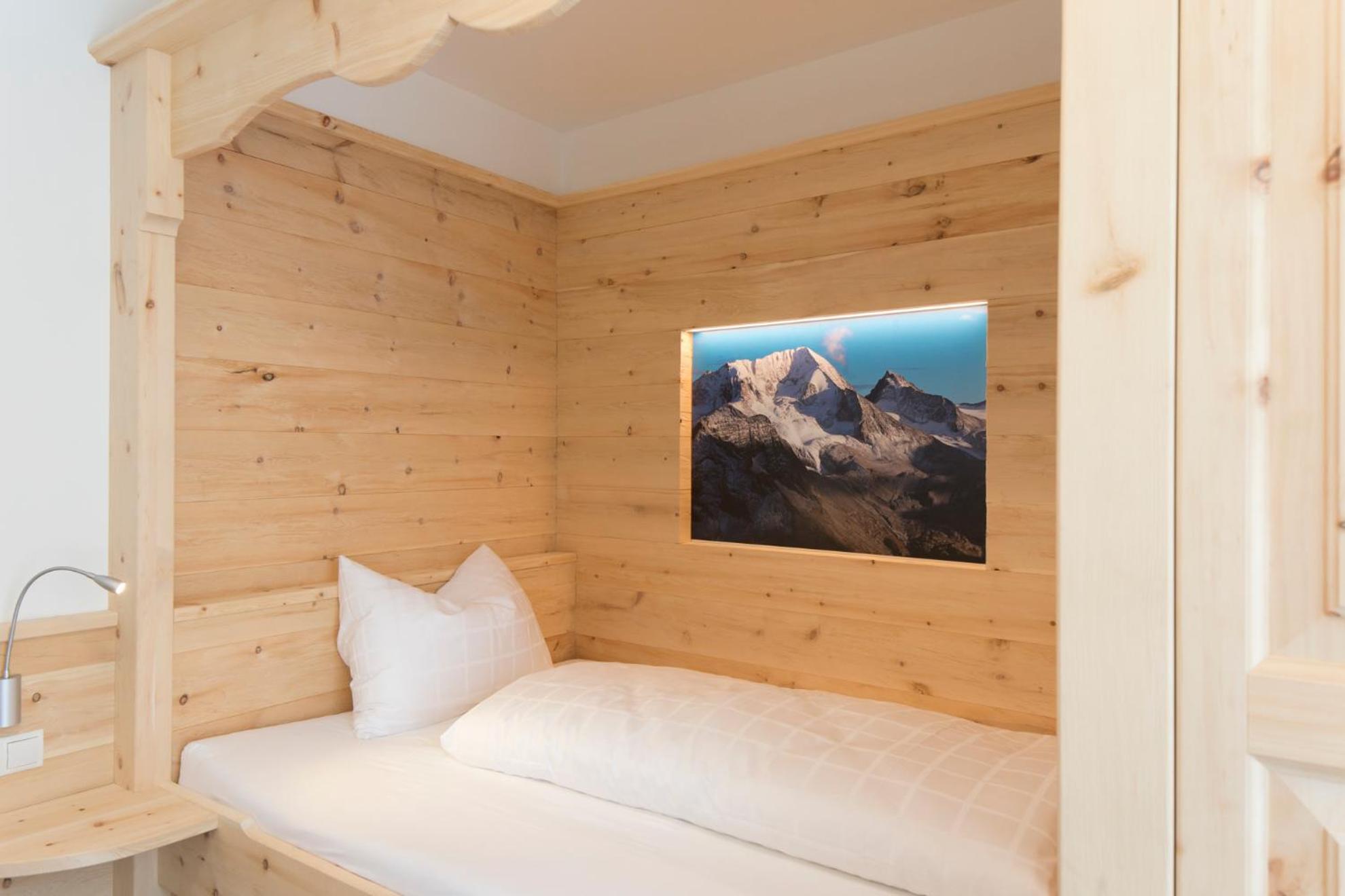 Two-Bedroom Deluxe Apartment with Garden View photo 2