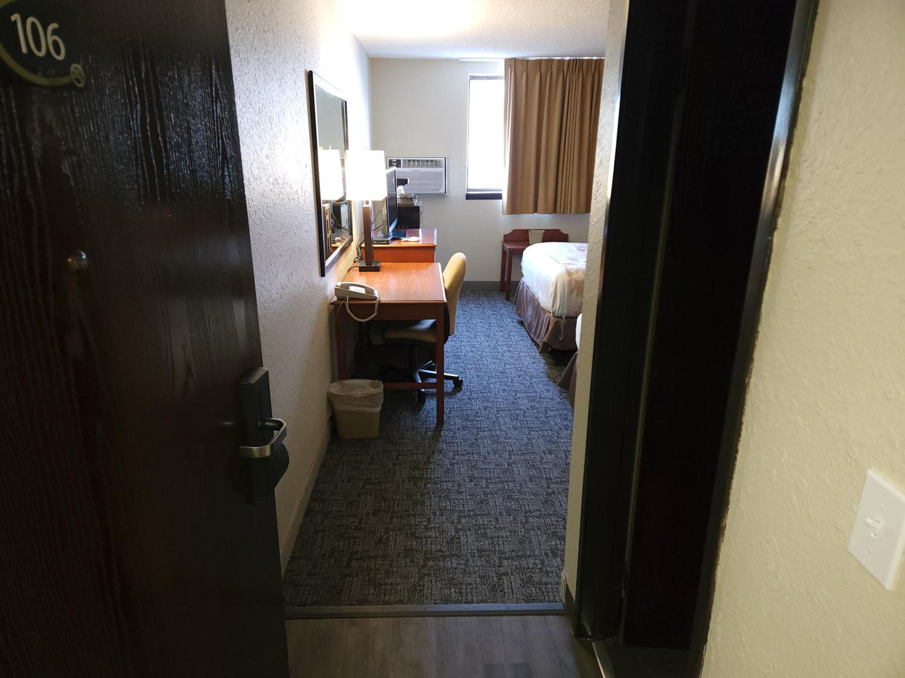 Queen Room photo 2