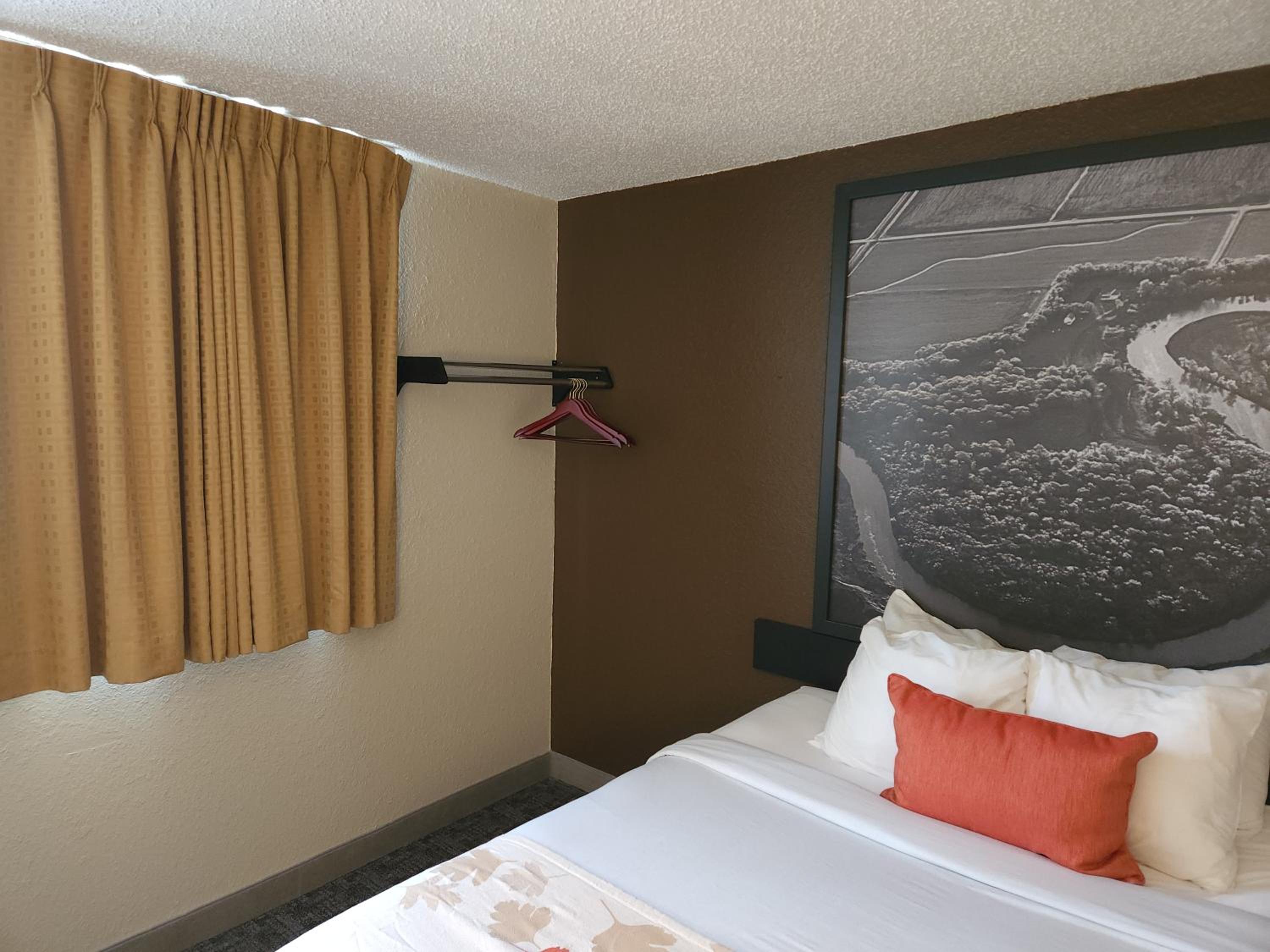 Queen Room photo 1