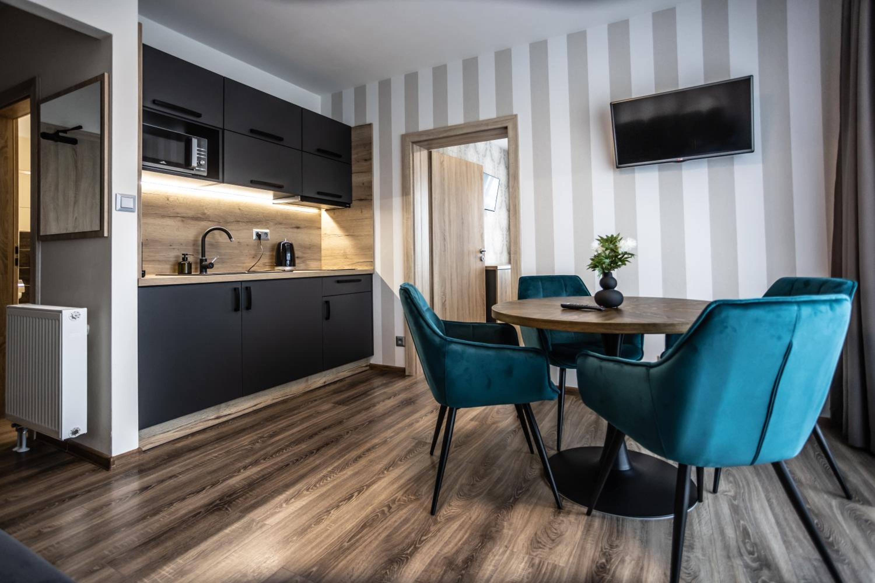 Apartment with Balcony - Photo 11