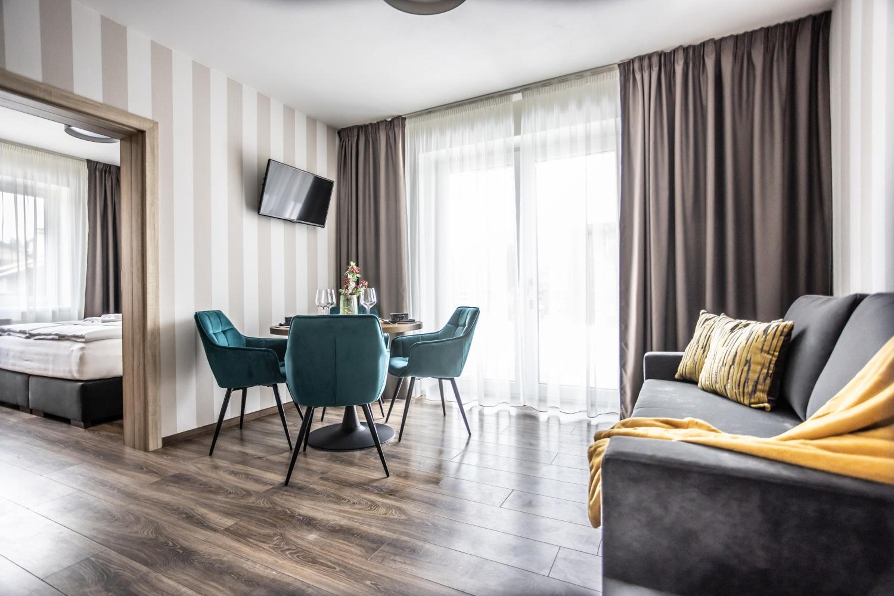 Apartment with Balcony - Photo 4
