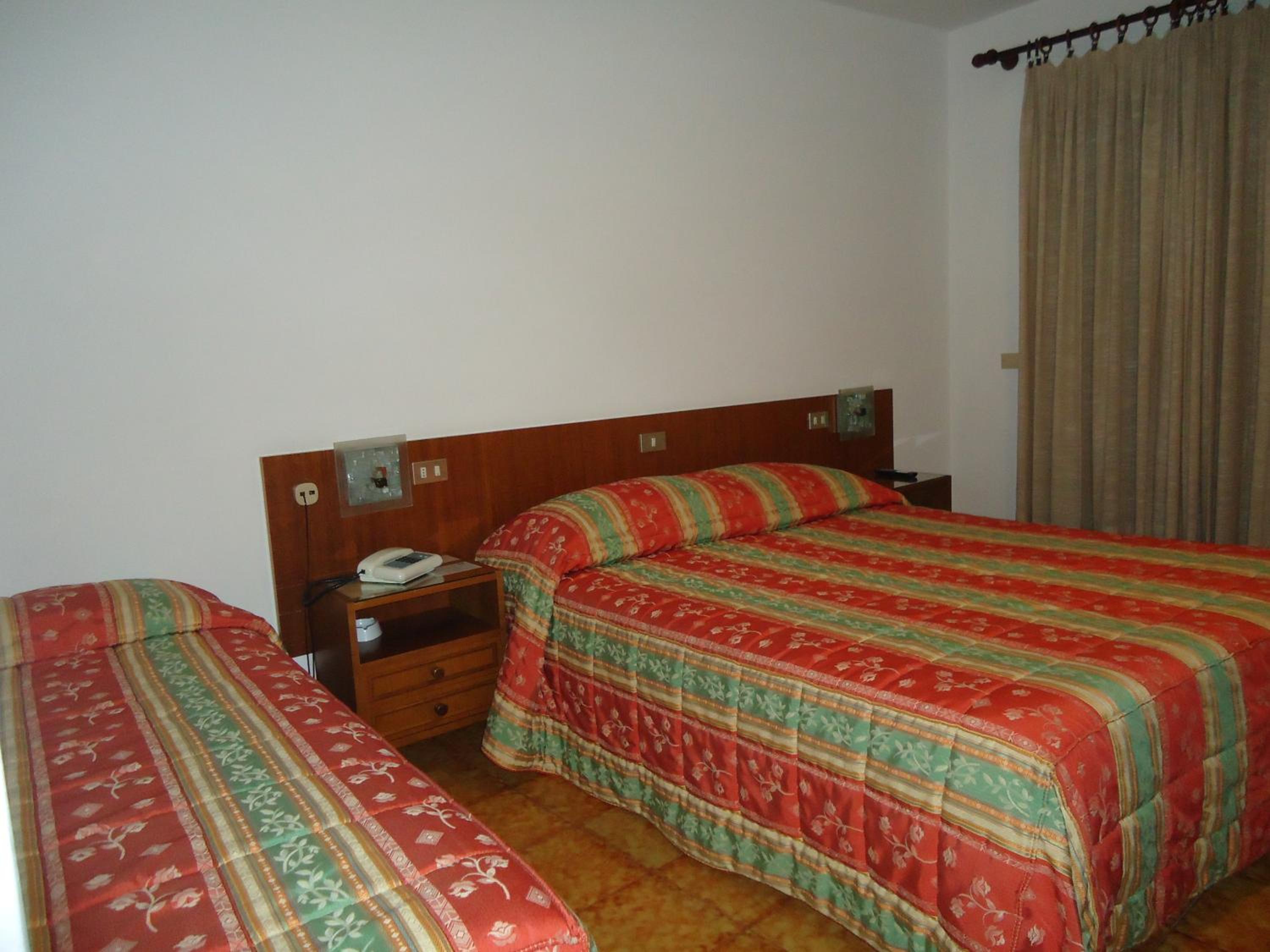 Quintuple Room (5 Adults) photo 3