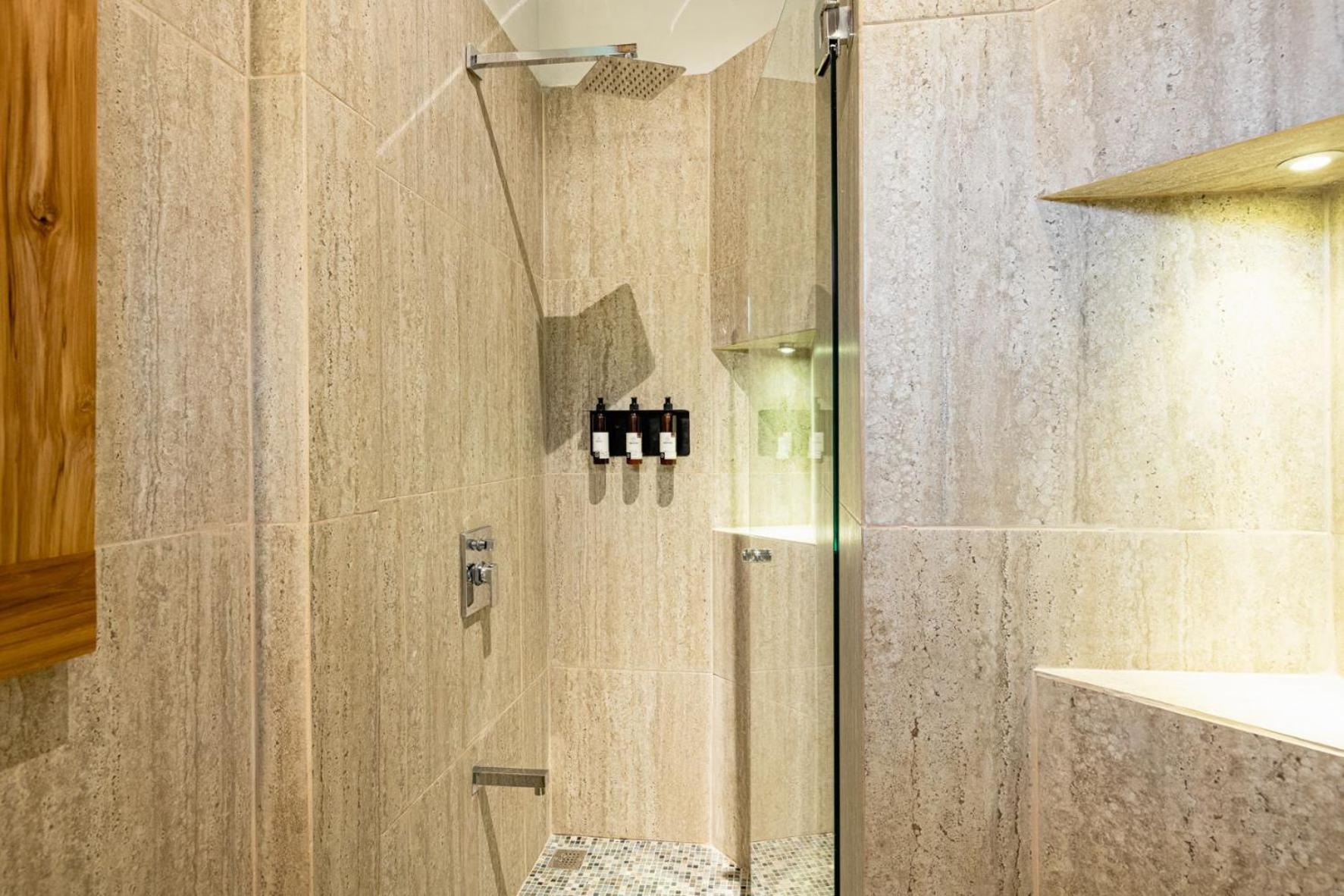 Double or Twin Room with Private Bathroom photo 3