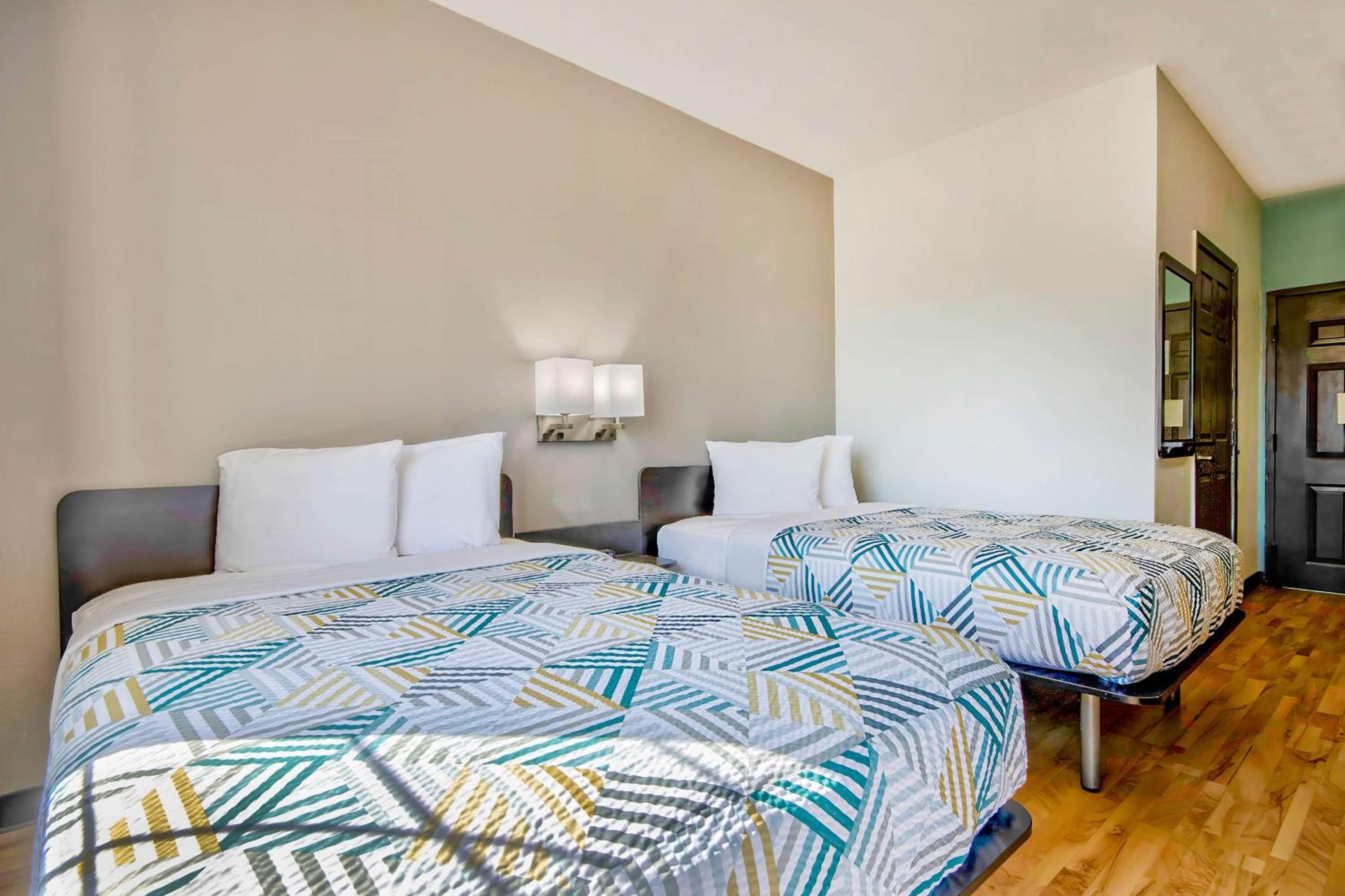 Quadruple Room - Non-Smoking photo 3
