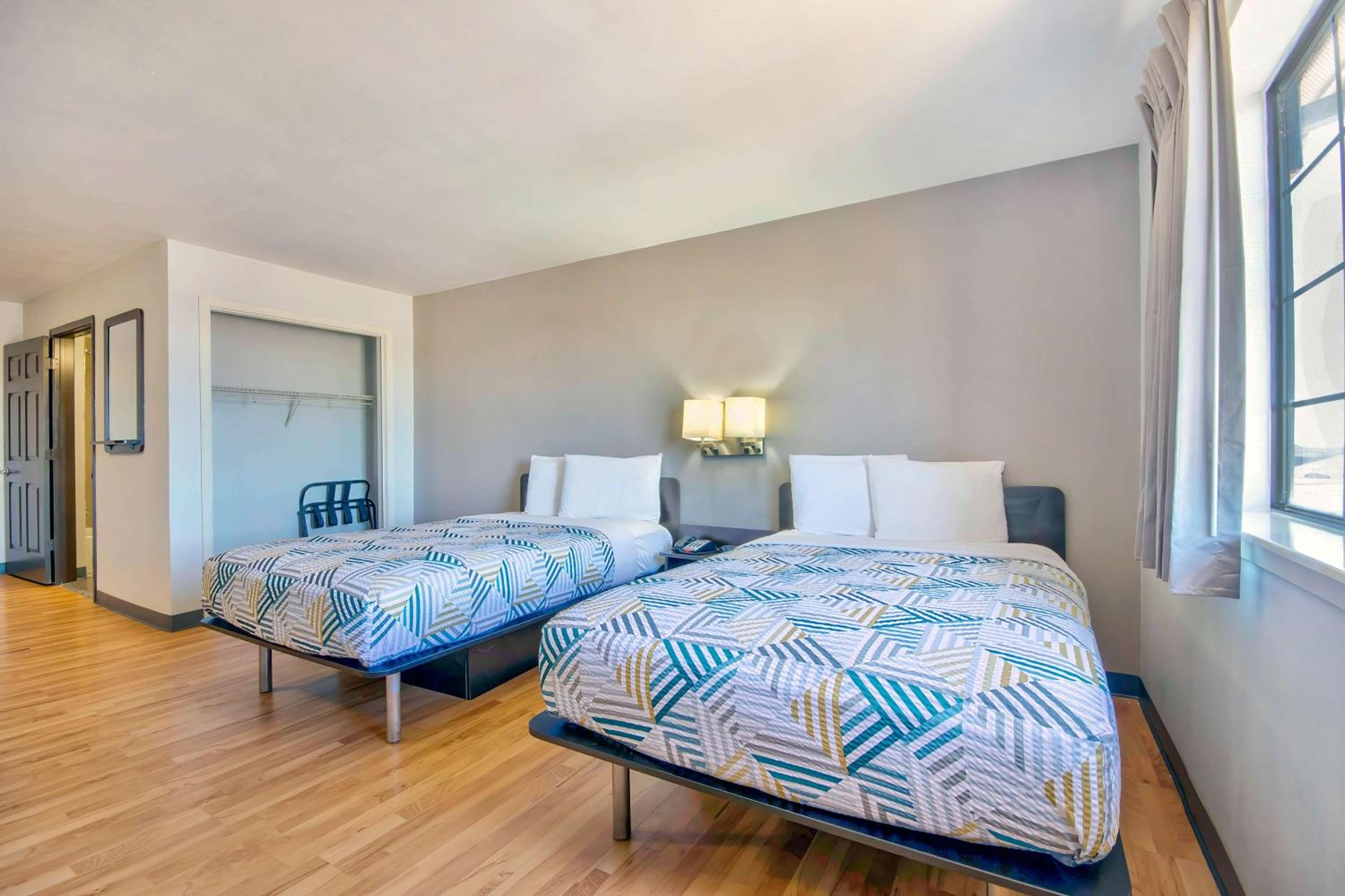 Quadruple Room - Non-Smoking photo 2