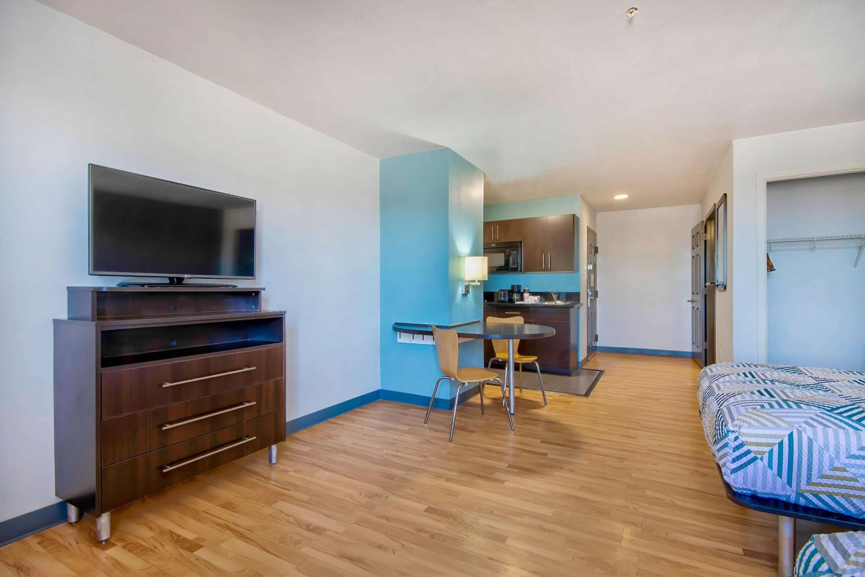Quadruple Room - Smoking photo 3