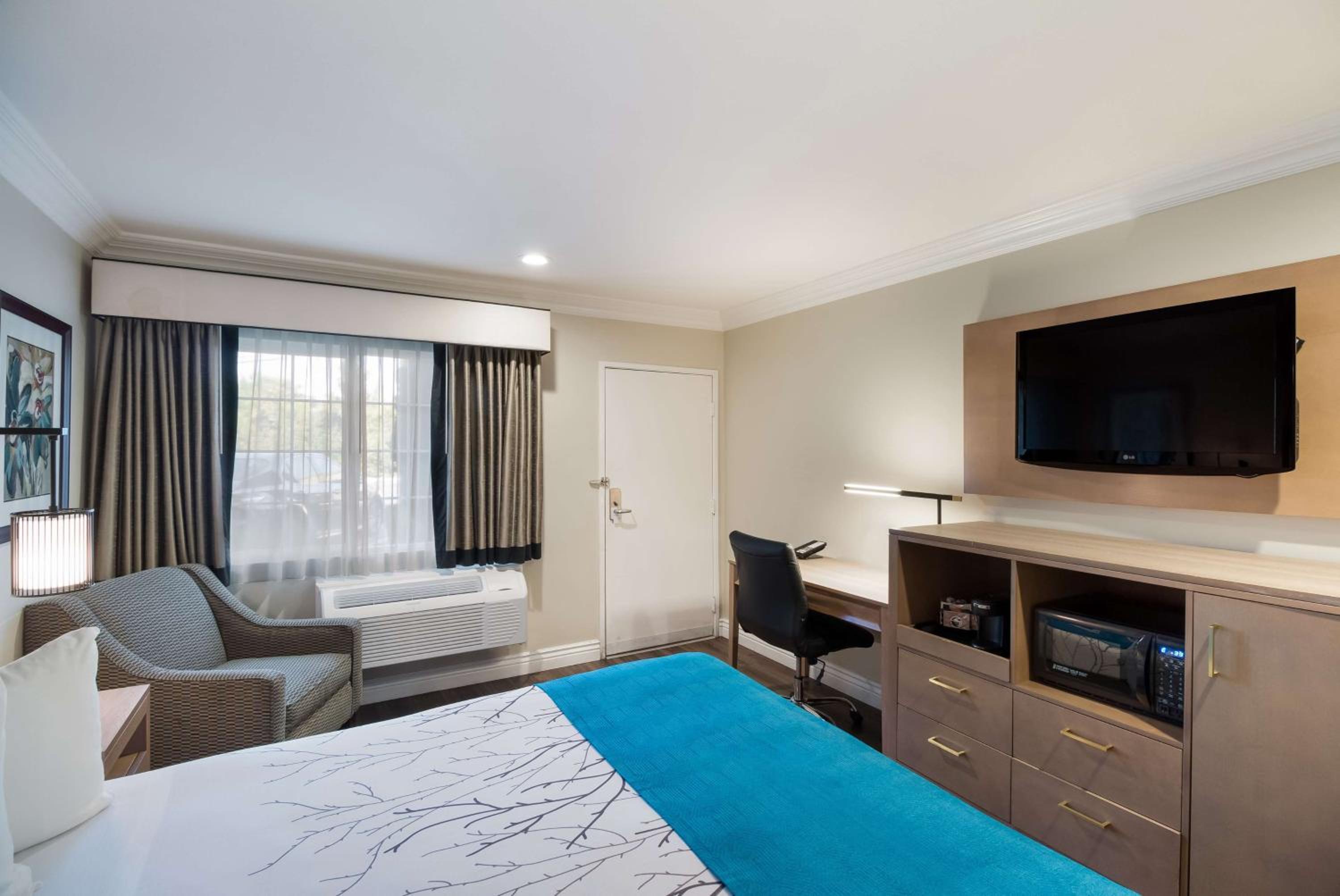 King Room - Non-Smoking - Photo 5