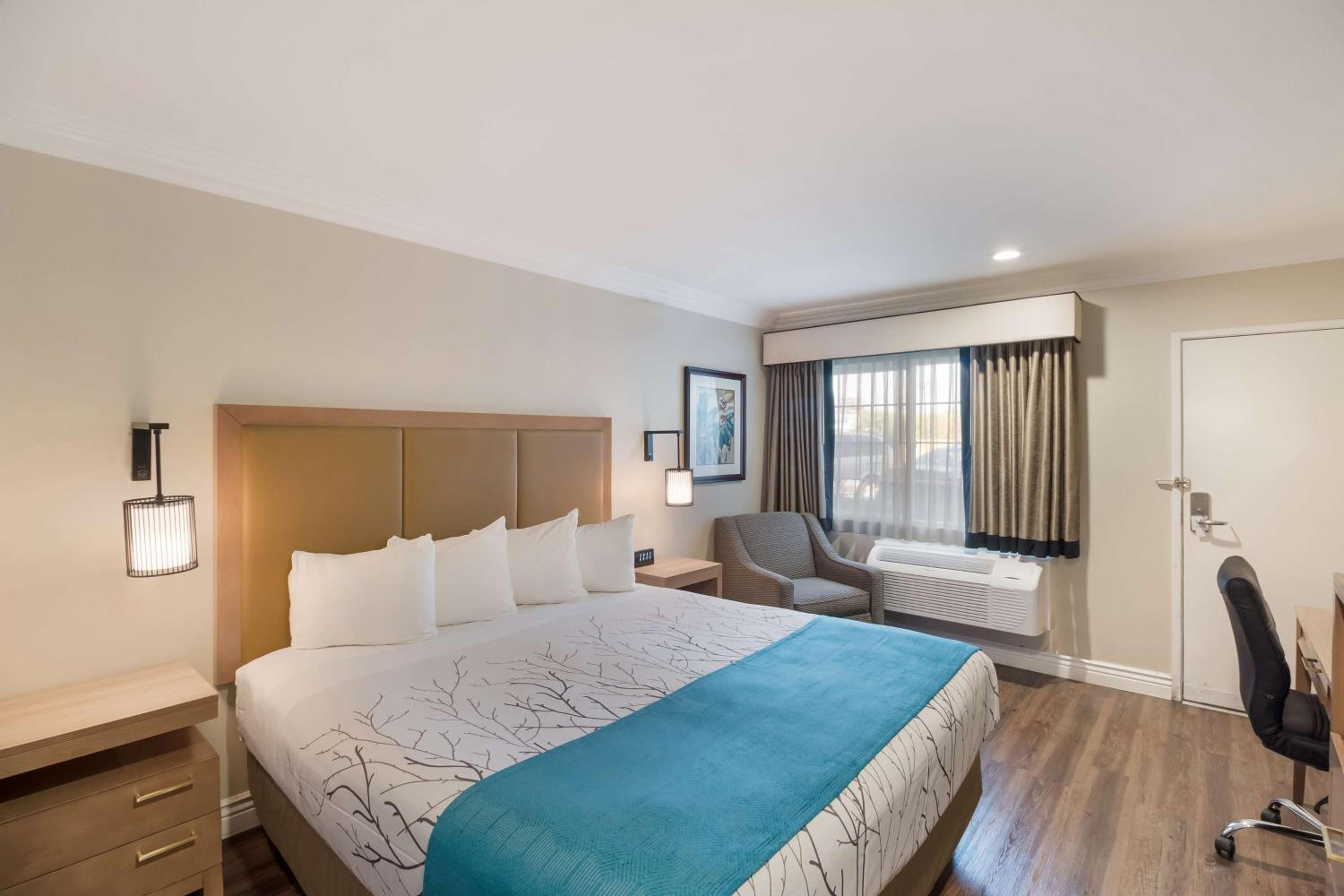 King Room - Non-Smoking - Photo 2