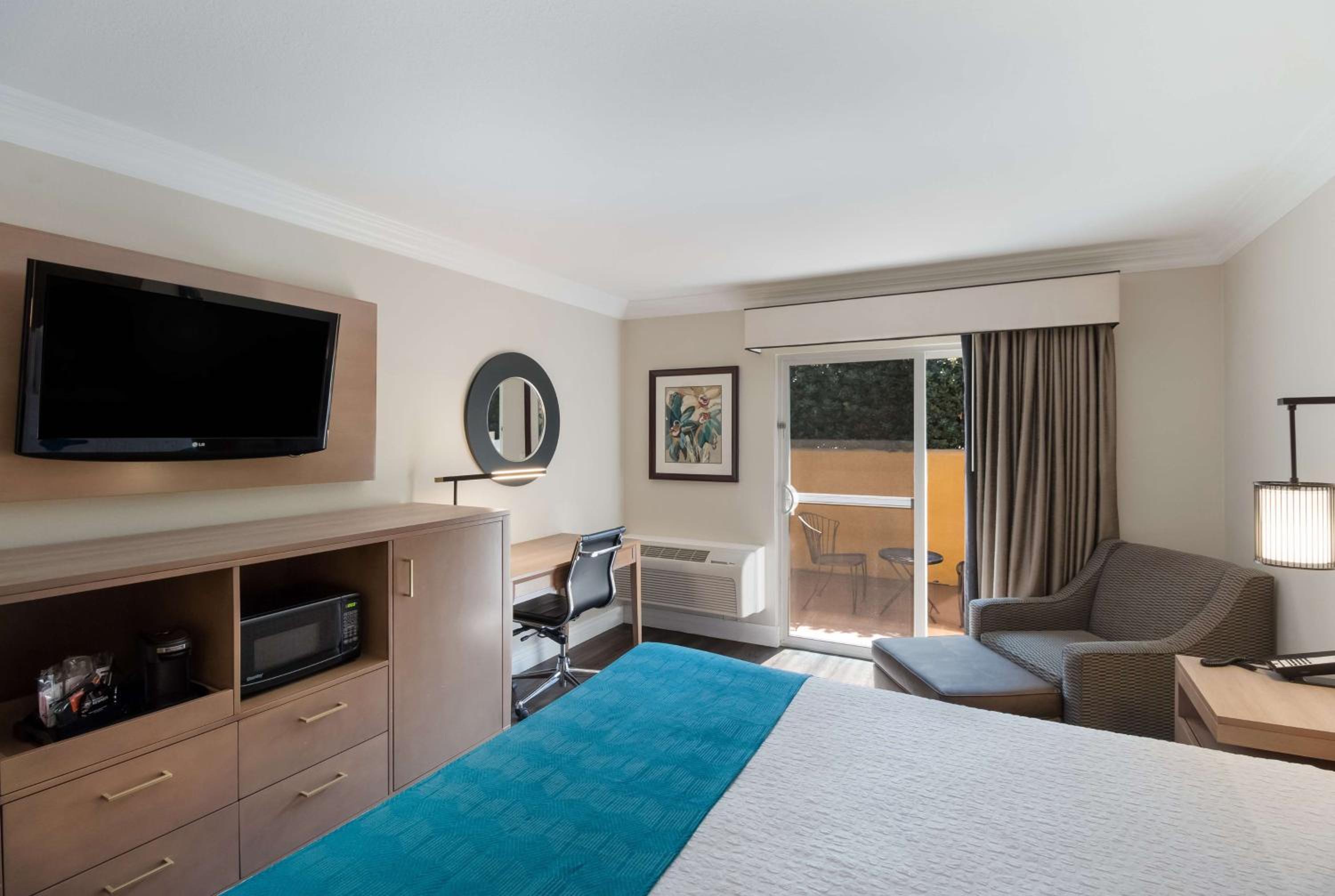 King Room - Non-Smoking - Photo 3
