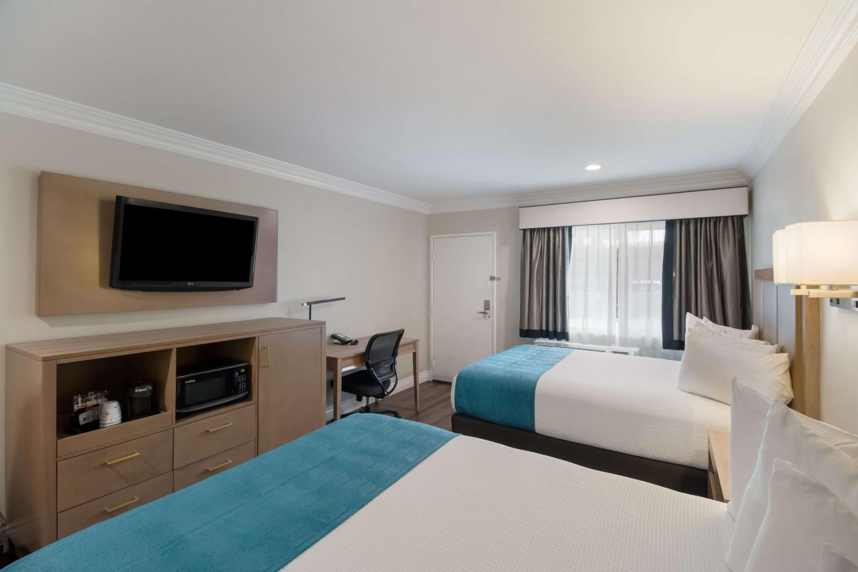 Two-Room Queen Suite with Two Queen Beds and Sofa Bed - Non-Smoking - Photo 3