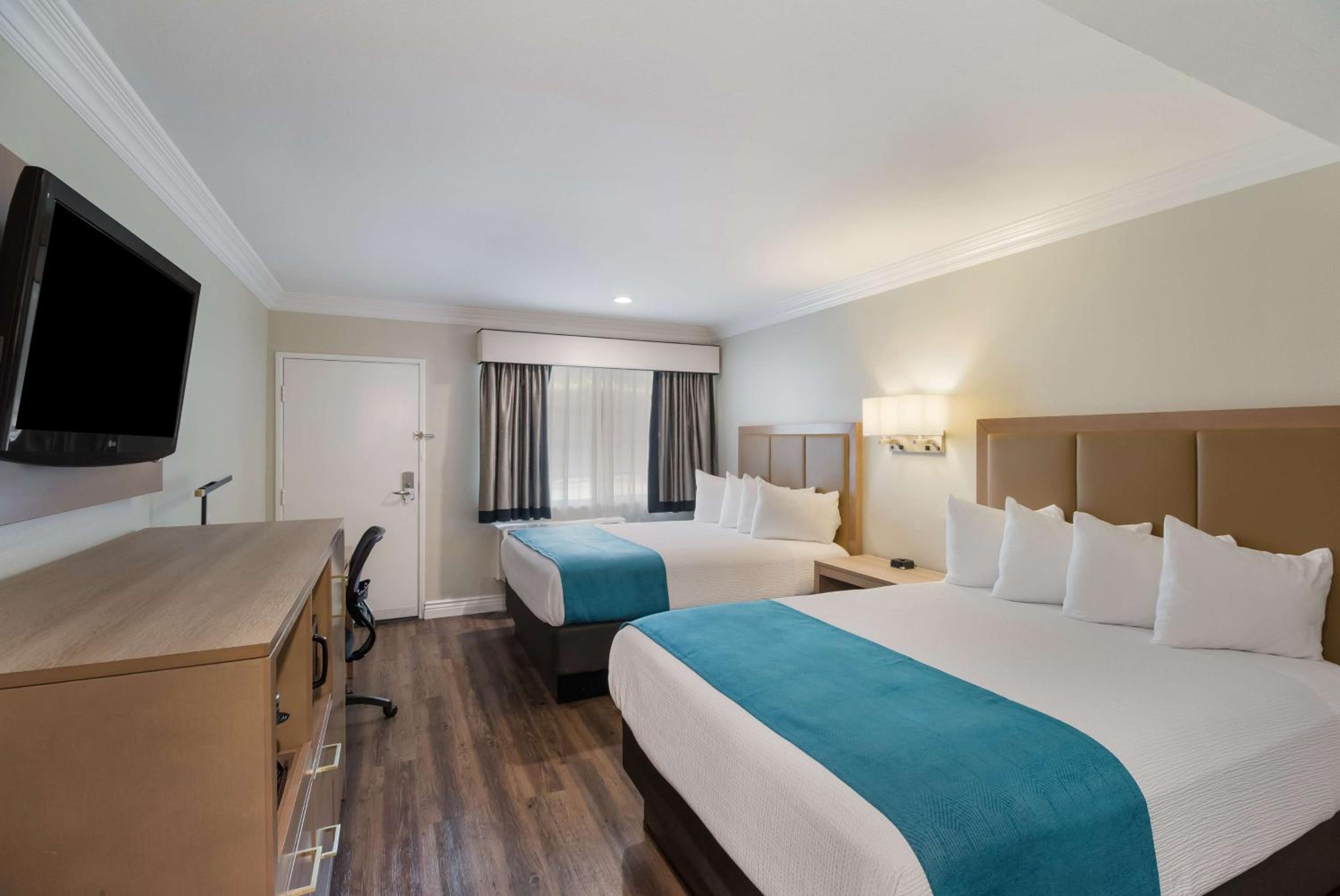 Two-Room Queen Suite with Two Queen Beds and Sofa Bed - Non-Smoking - Photo 4