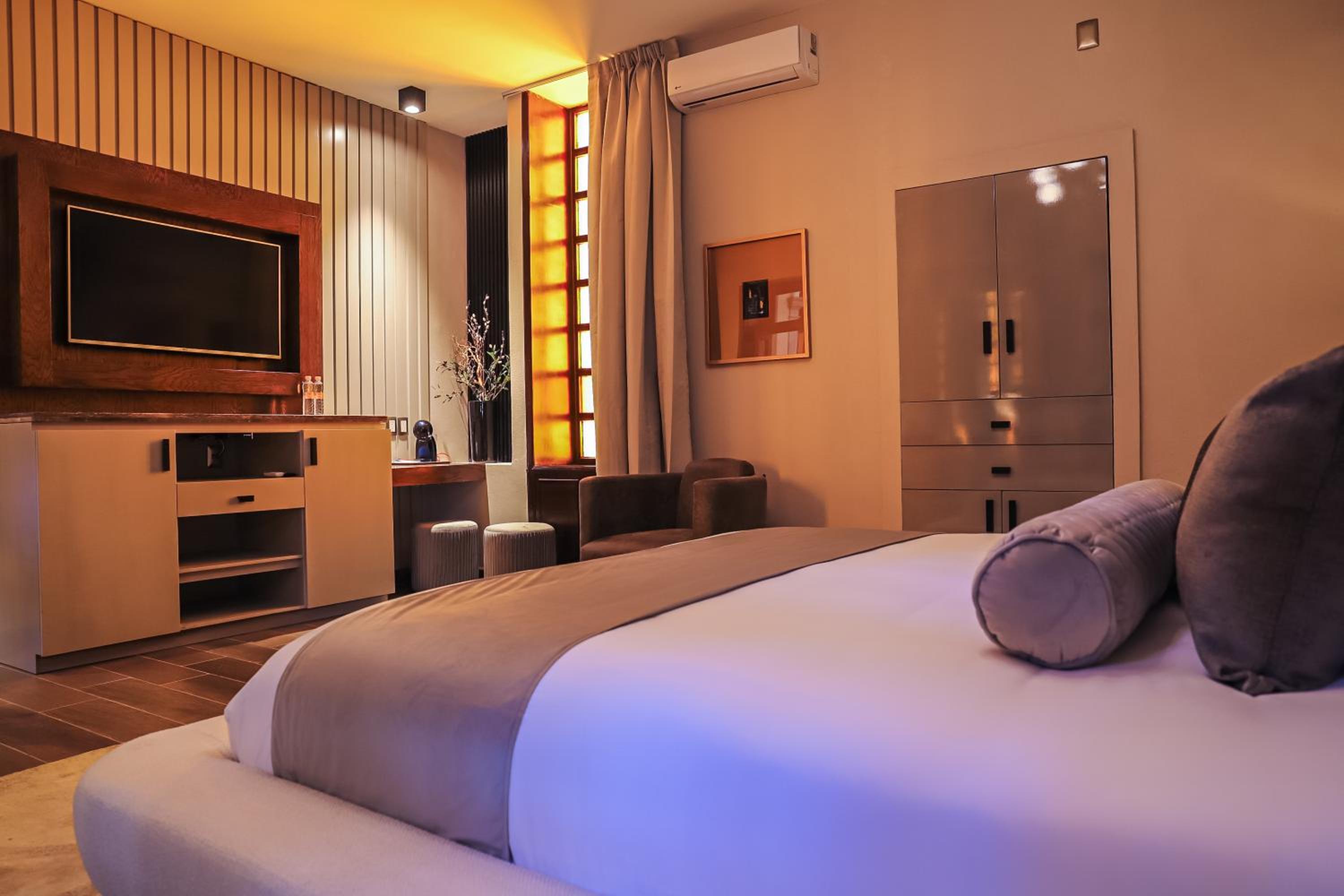 Superior King Suite - Photo 5