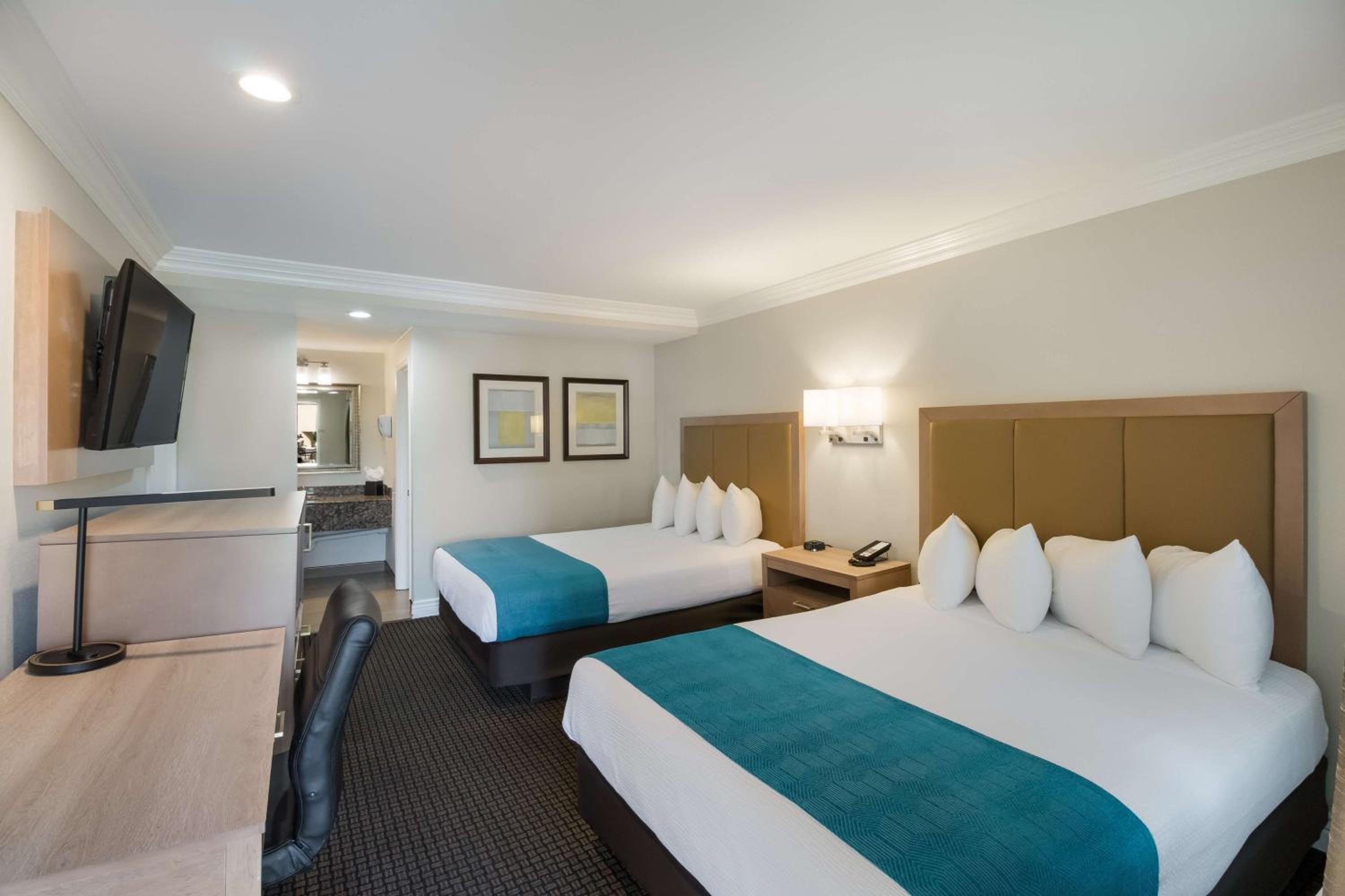 Queen Room with Two Queen Beds - Non-Smoking - Photo 1