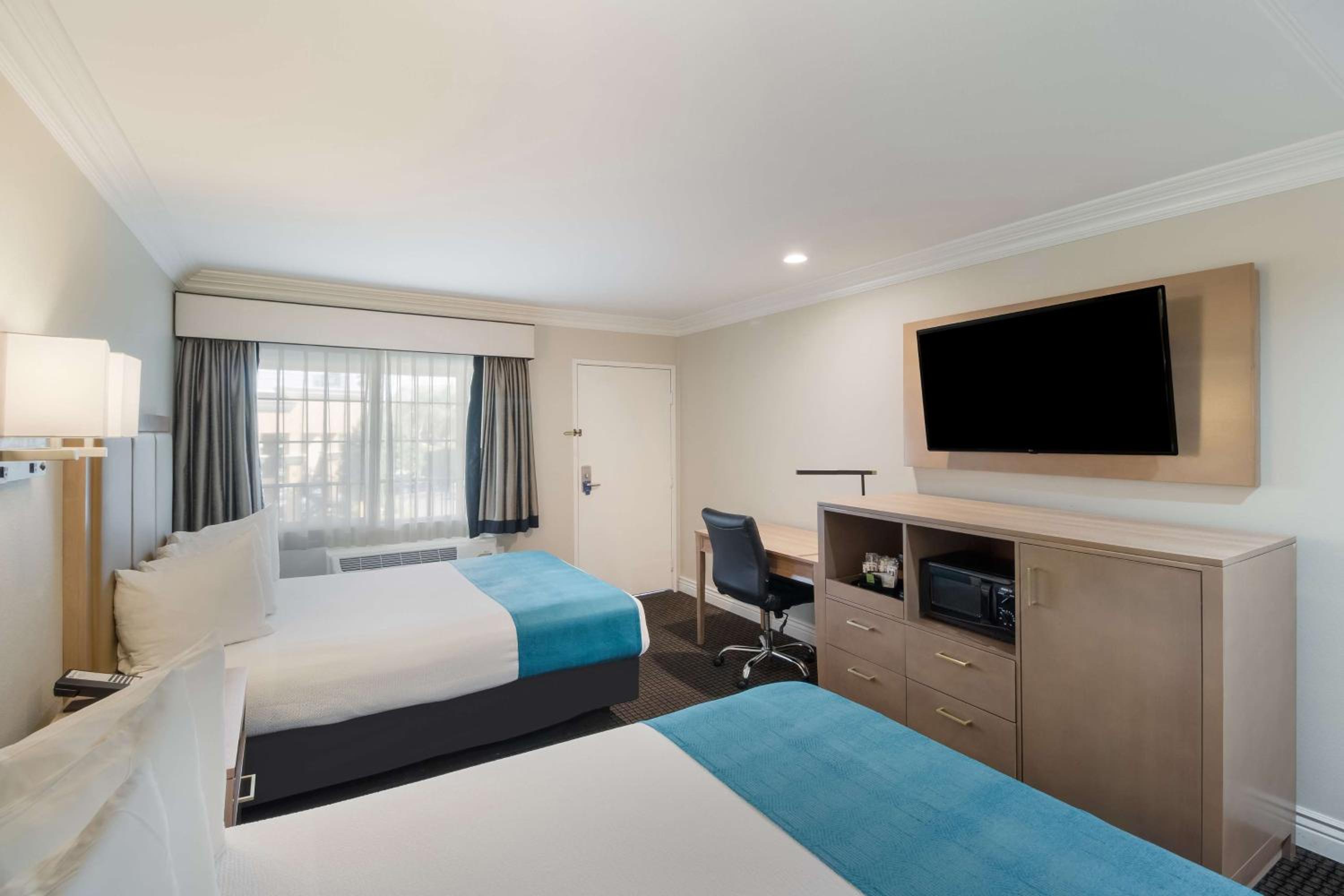 Queen Room with Two Queen Beds - Non-Smoking - Photo 2