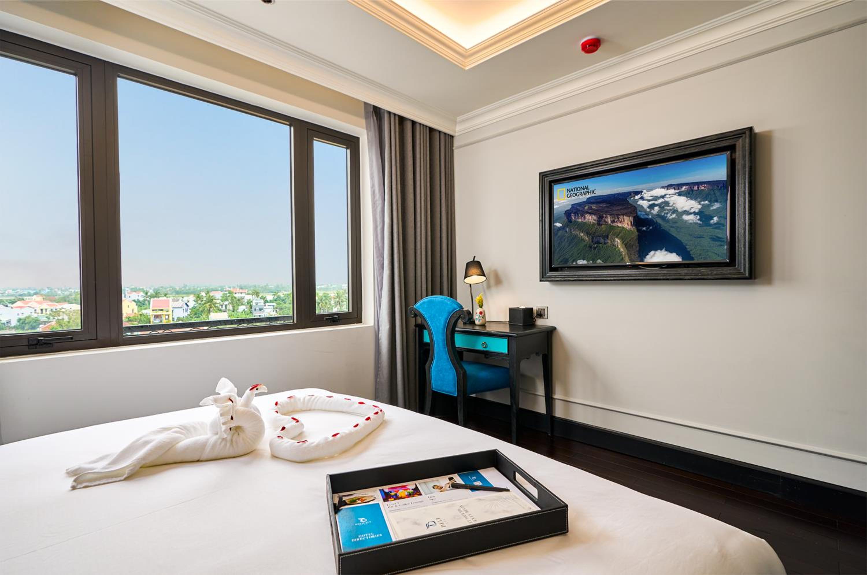 Deluxe Double or Twin Room with City View - Photo 4