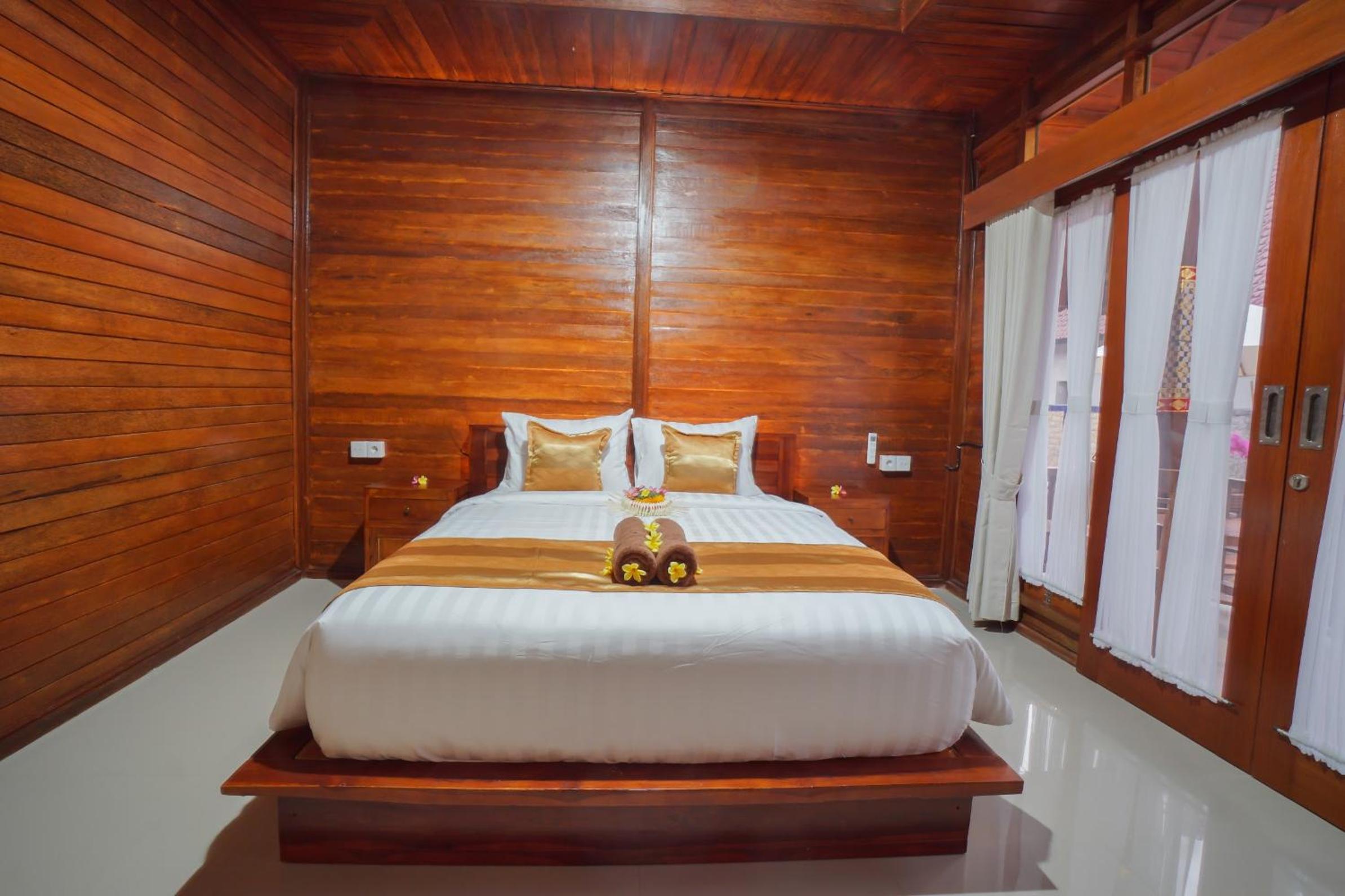 Deluxe Room (2 Adults + 1 Child)